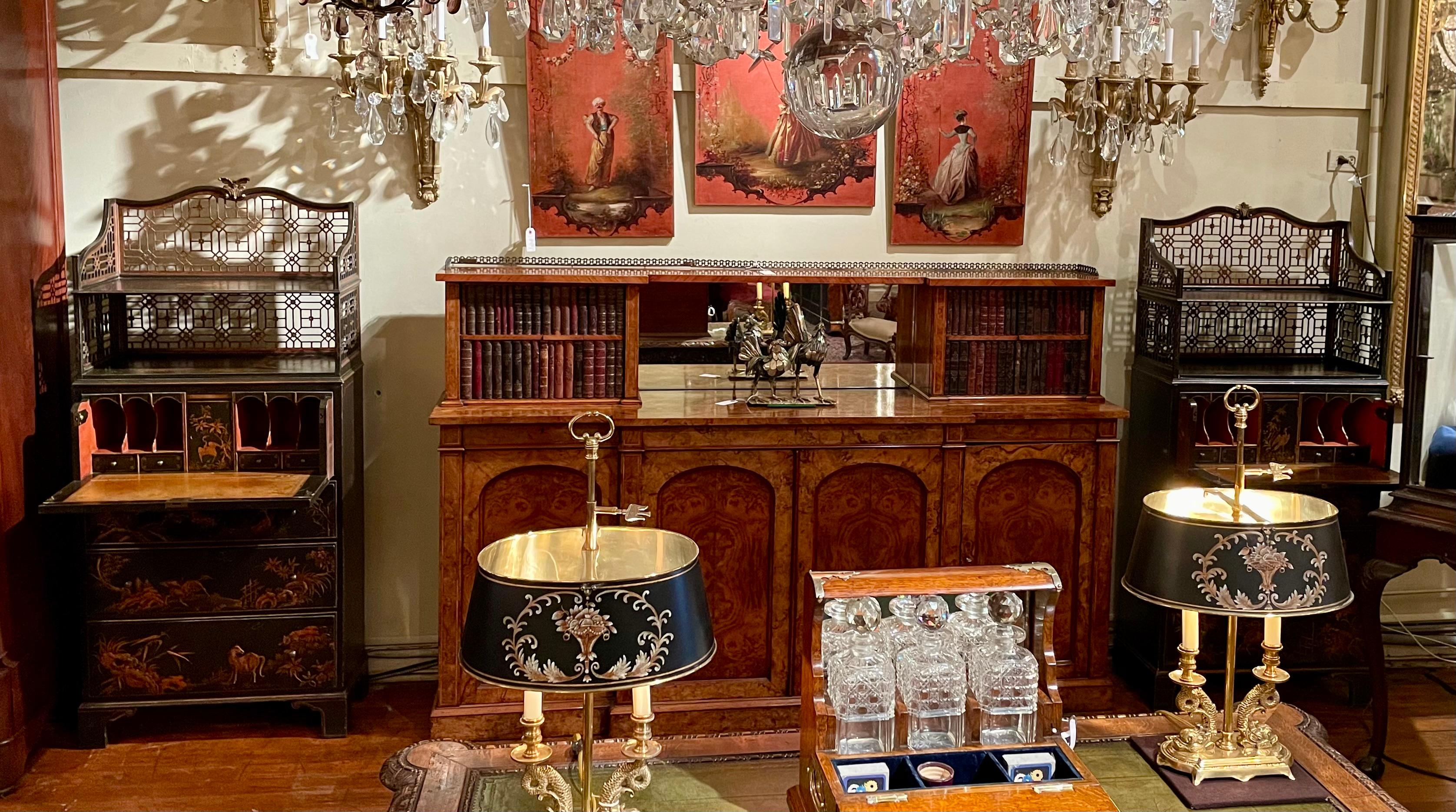 Coppia di antiche librerie inglesi in lacca nera Chinoiserie con scrivanie, circa 1890 in vendita 11