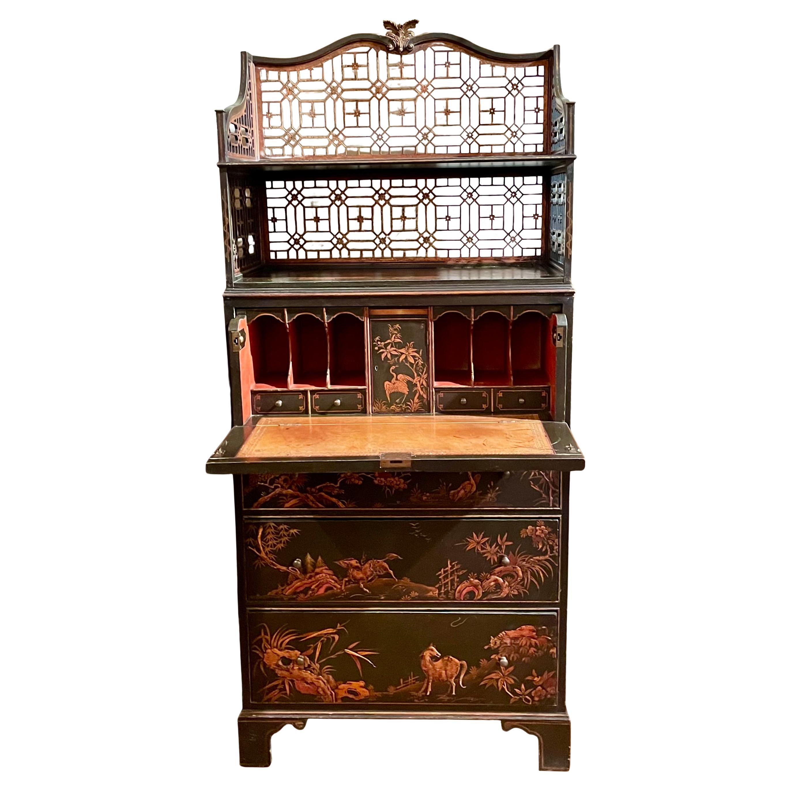 Cineserie Coppia di antiche librerie inglesi in lacca nera Chinoiserie con scrivanie, circa 1890 in vendita