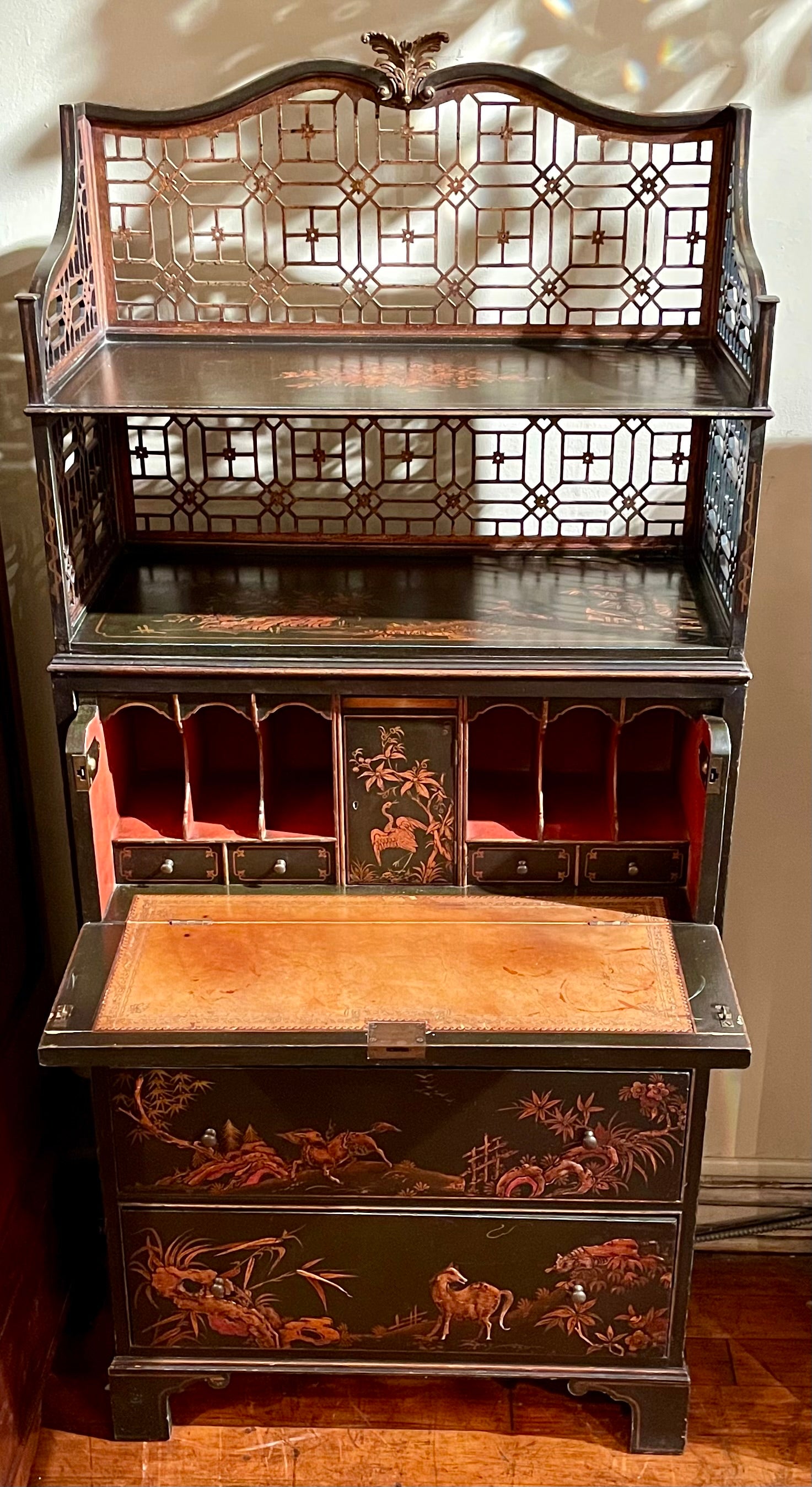 Inglese Coppia di antiche librerie inglesi in lacca nera Chinoiserie con scrivanie, circa 1890 in vendita
