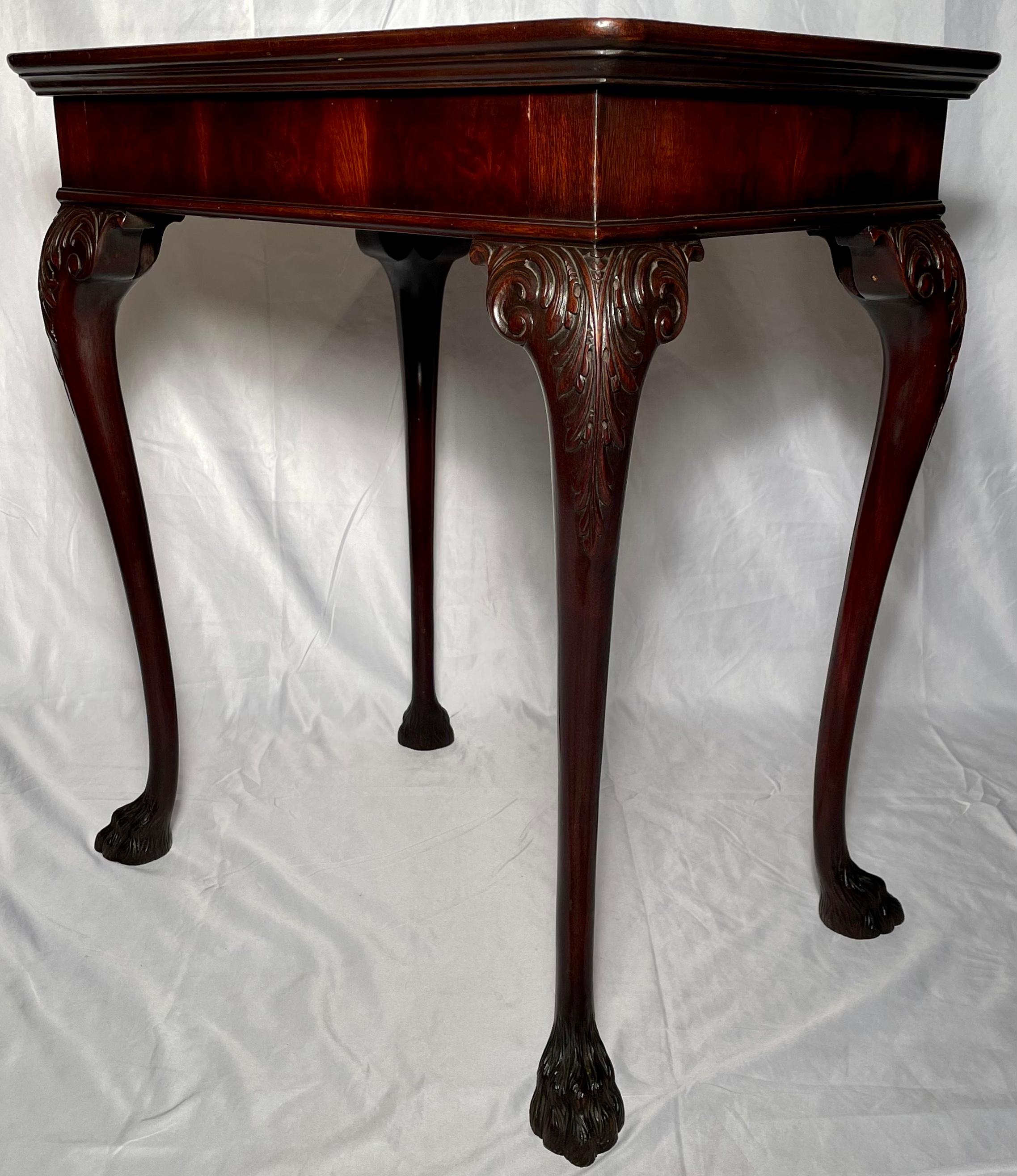 Pareja de mesas auxiliares inglesas antiguas de caoba tallada Chippendale, hacia 1890 en Bueno estado para la venta en New Orleans, LA