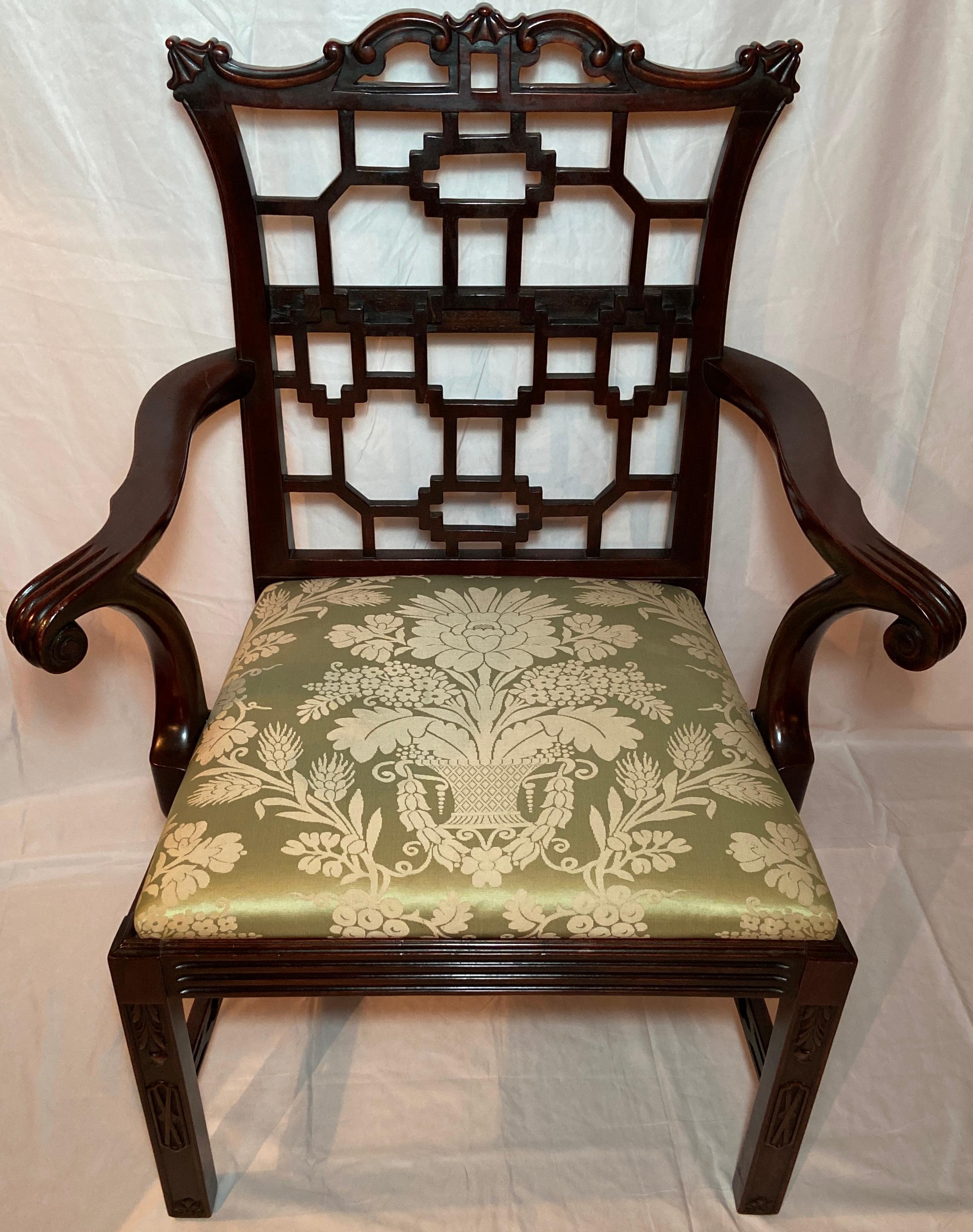 Pair Antique English Chippendale Mahogany Armchairs, circa 1865-1875 In Good Condition For Sale In New Orleans, LA