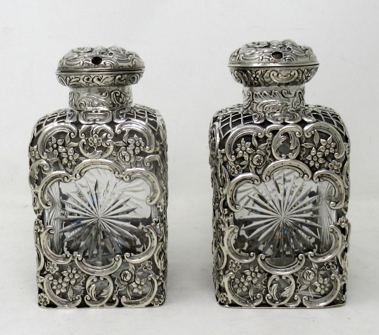 Paire de flacons de parfum pour dames en cristal au plomb et en argent sterling de qualité exceptionnelle et de proportions exceptionnelles, 

Le couvercle à charnière en argent doré est décoré d'un groupe de figures en relief au-dessus d'un