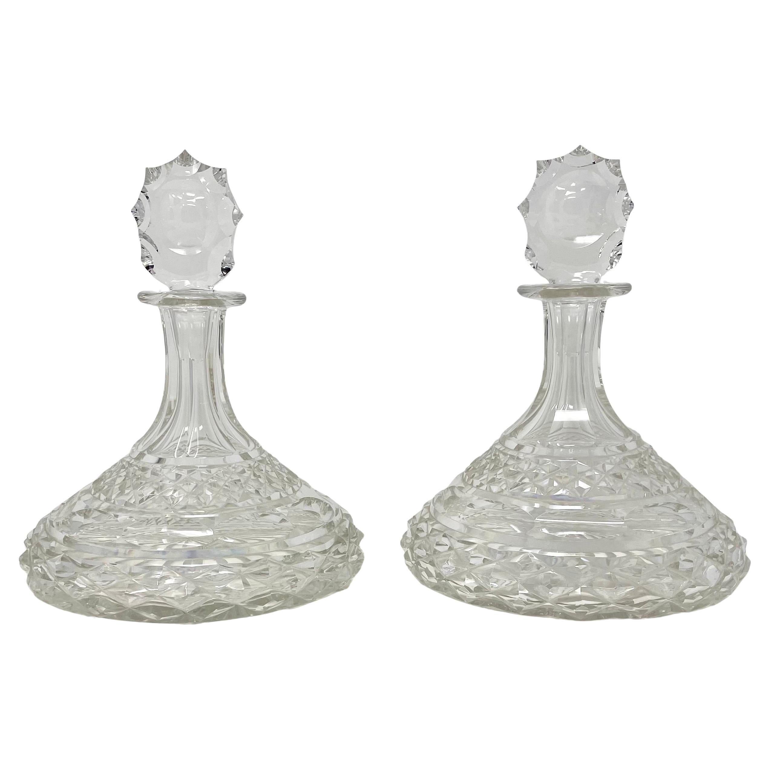Pareja de antiguos decantadores de vino ingleses de cristal tallado, circa 1940. Inglés en venta