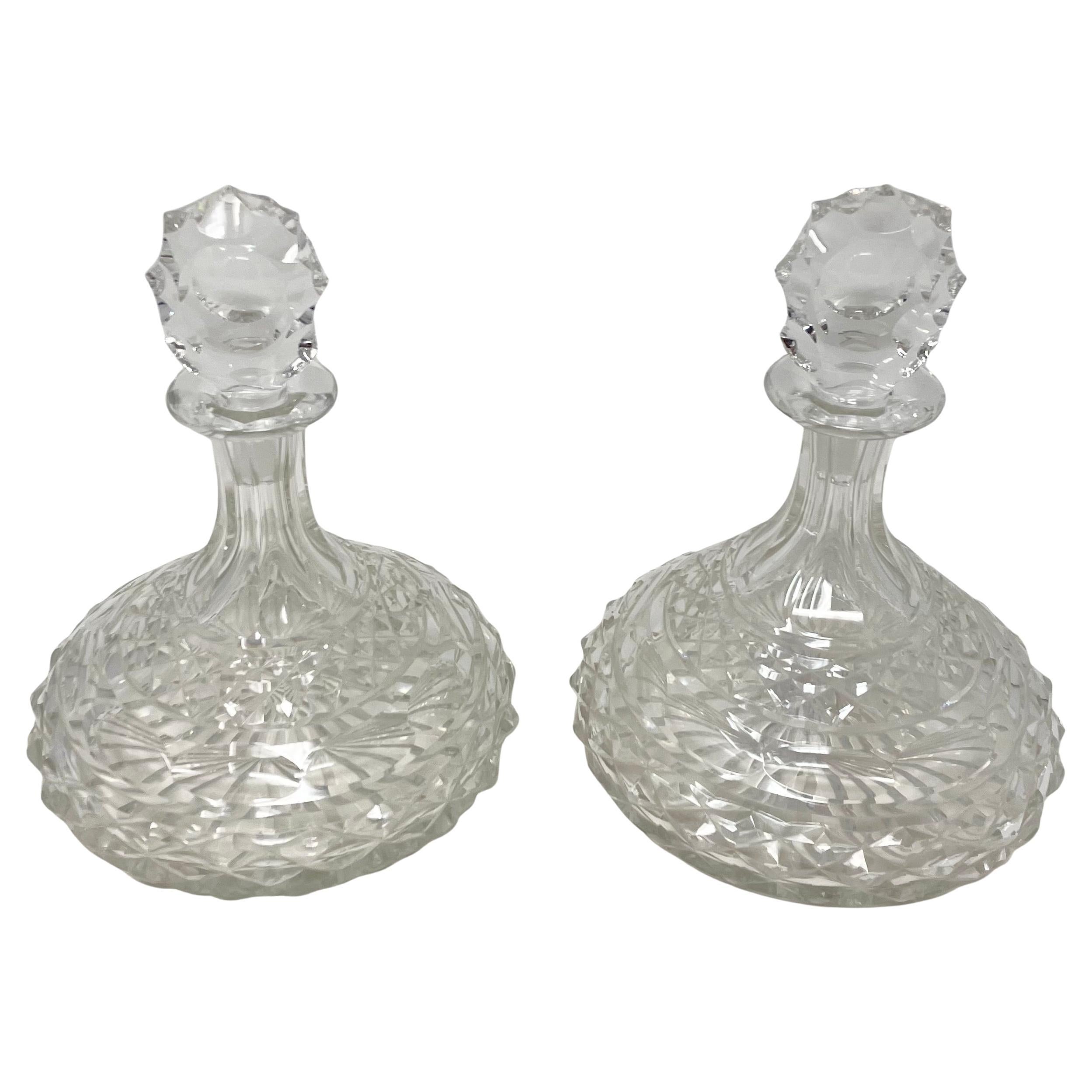 Pareja de antiguos decantadores de vino ingleses de cristal tallado, circa 1940. en Bueno estado para la venta en New Orleans, LA