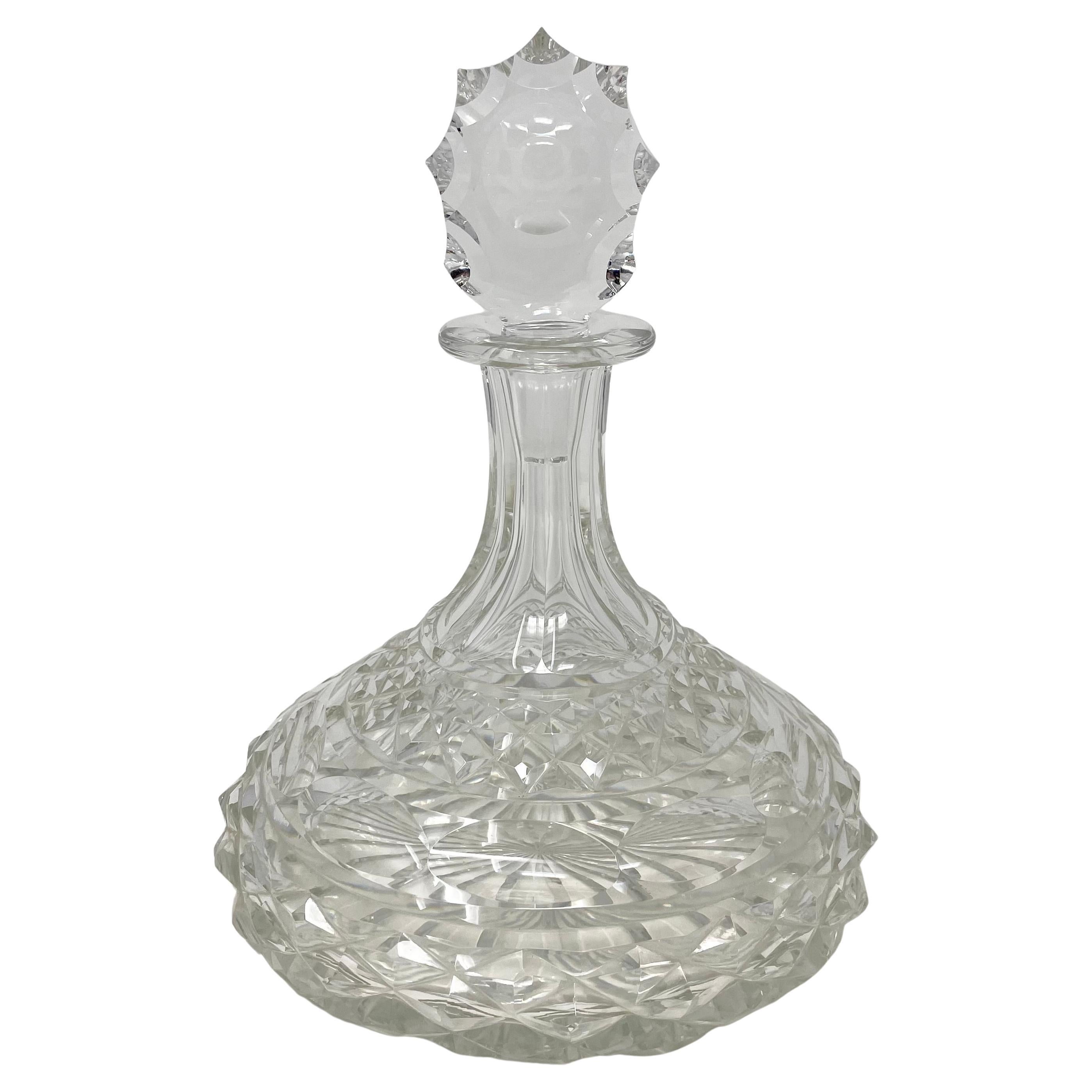 Pareja de antiguos decantadores de vino ingleses de cristal tallado, circa 1940. siglo XX en venta