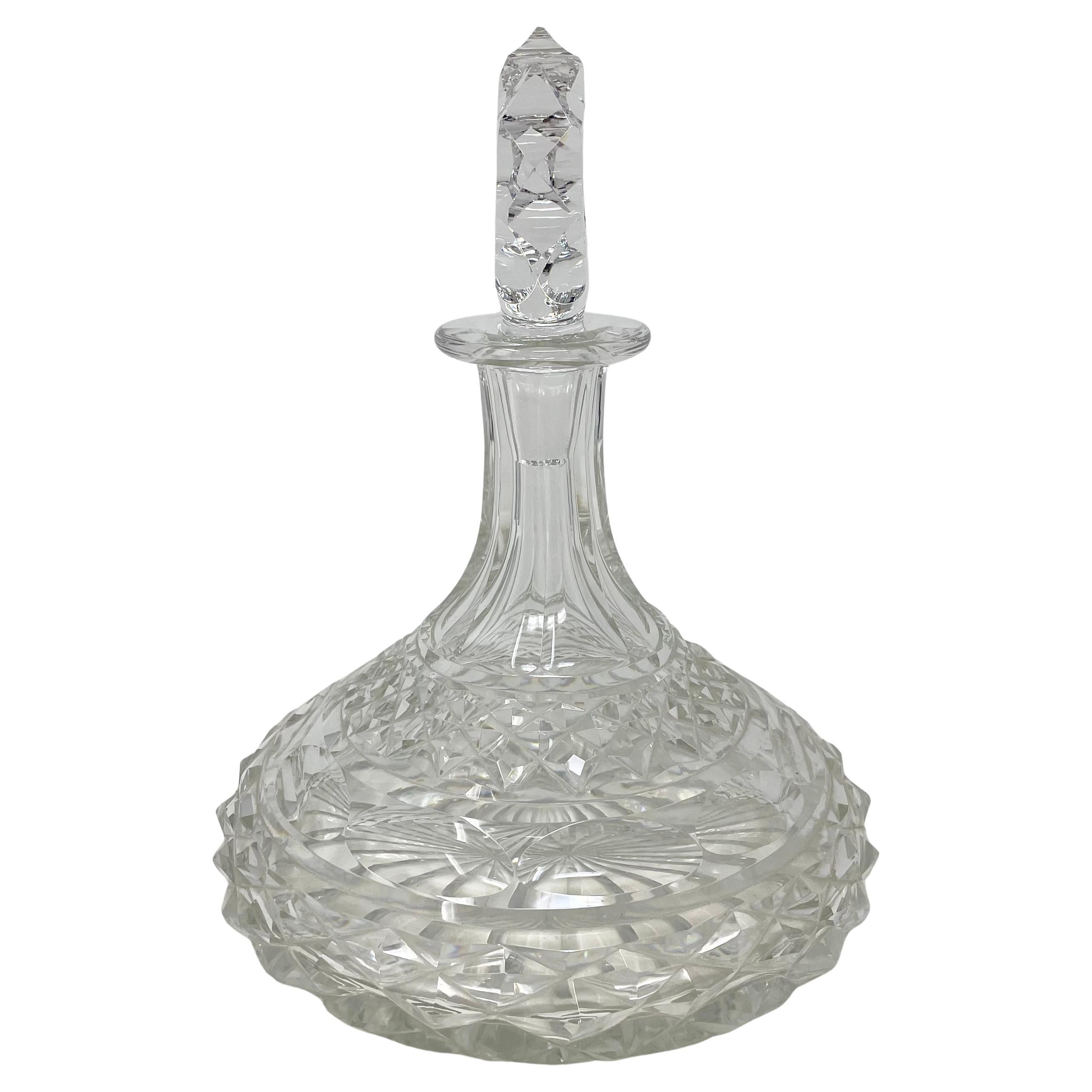 Pareja de antiguos decantadores de vino ingleses de cristal tallado, circa 1940. Cristal en venta