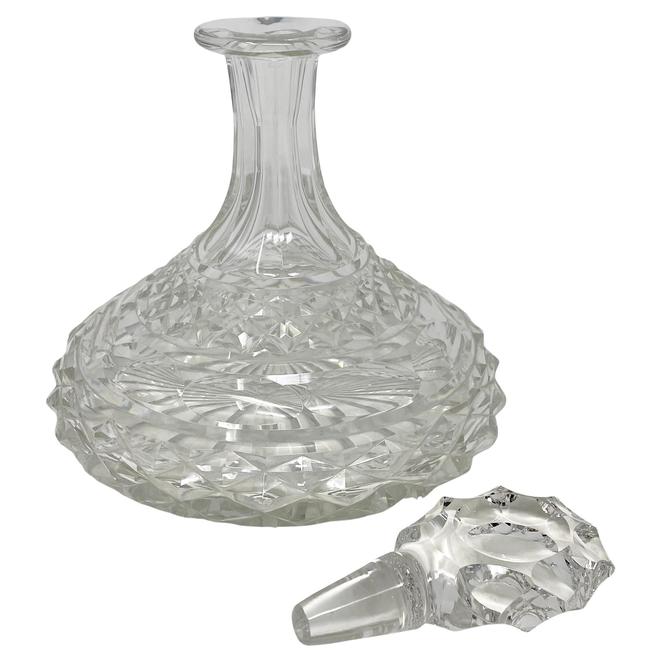Pareja de antiguos decantadores de vino ingleses de cristal tallado, circa 1940. en venta 1