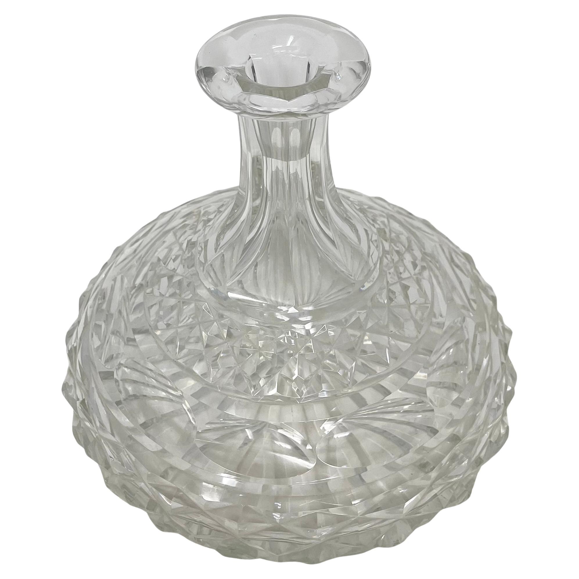 Pareja de antiguos decantadores de vino ingleses de cristal tallado, circa 1940. en venta 3