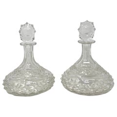 Paire de carafes à vin anciennes en cristal anglais taillé, vers 1940.