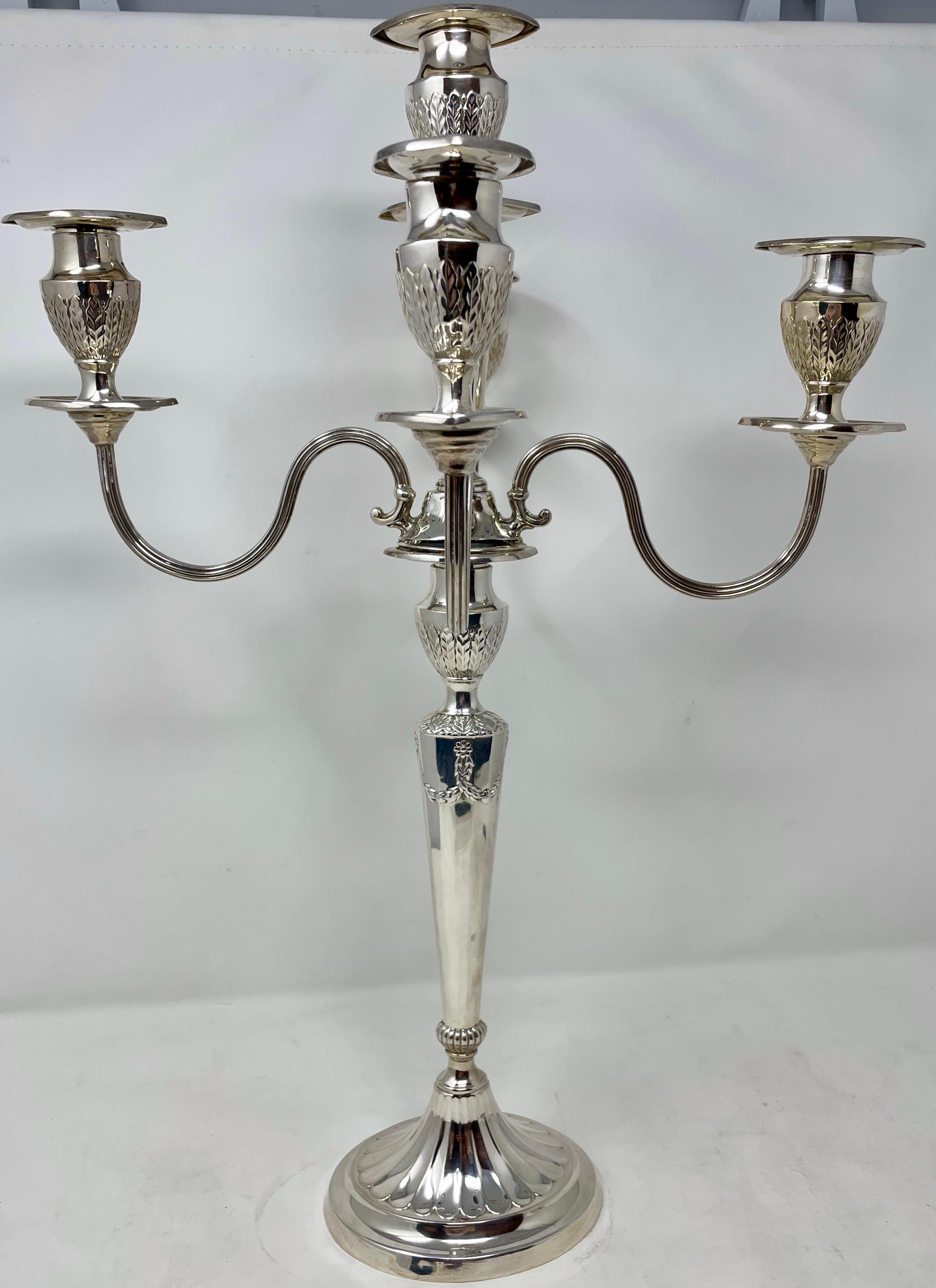 Paire de candélabres anglais anciens de l'époque édouardienne, à 5 lumières, en métal argenté, poinçonnés 