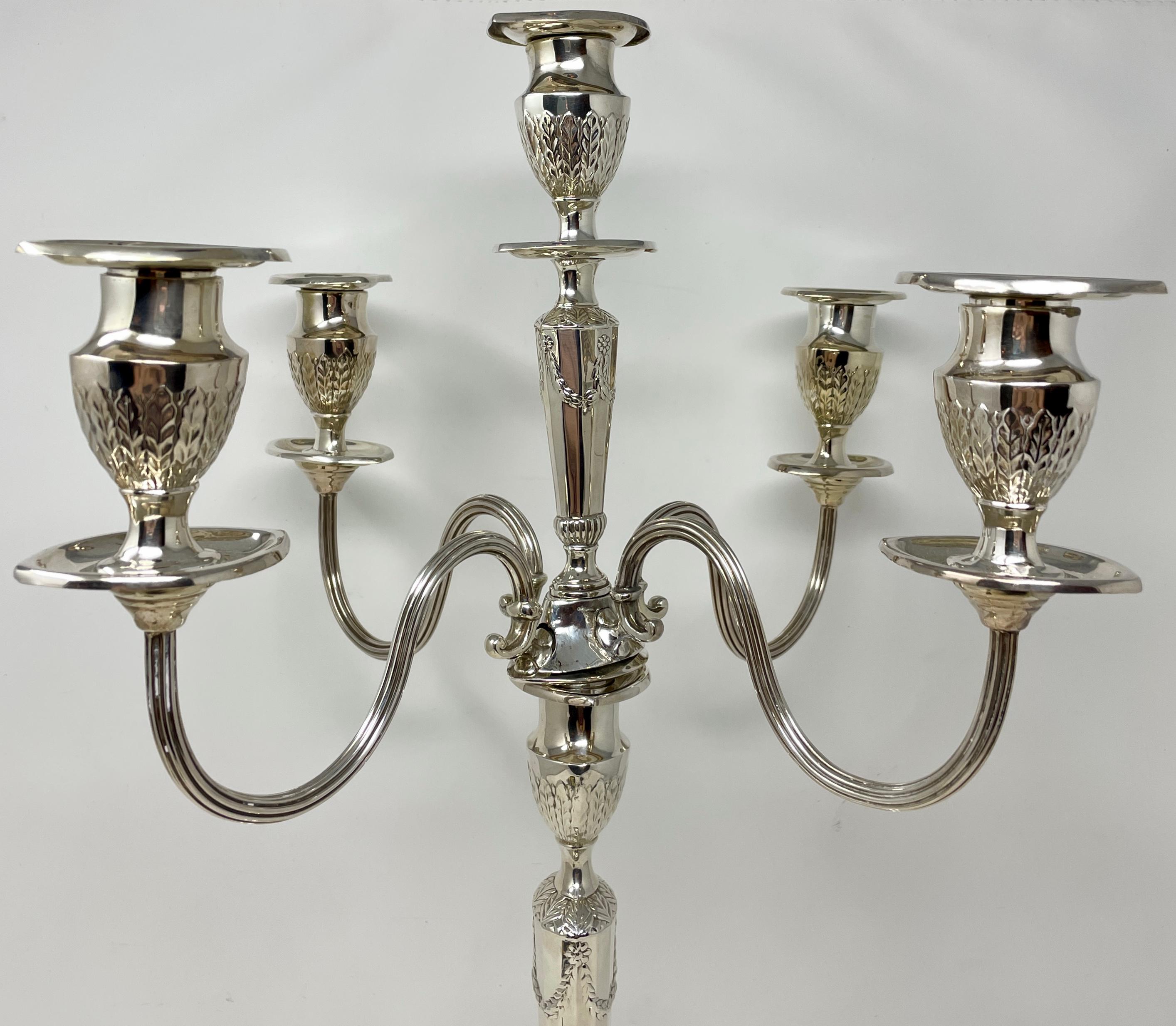 Édouardien Paire de candélabres anglais anciens de style édouardien à 5 lumières en métal argenté, vers 1900-1910 en vente