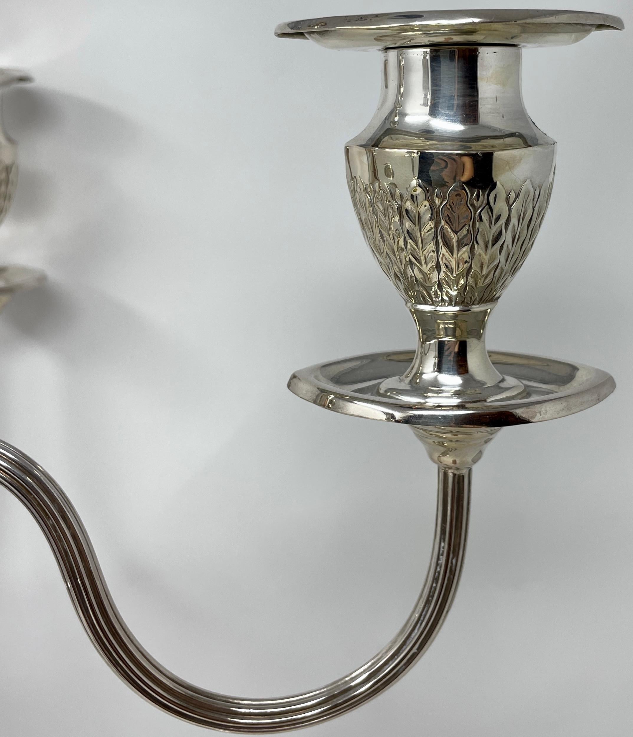 Paire de candélabres anglais anciens de style édouardien à 5 lumières en métal argenté, vers 1900-1910 Bon état - En vente à New Orleans, LA