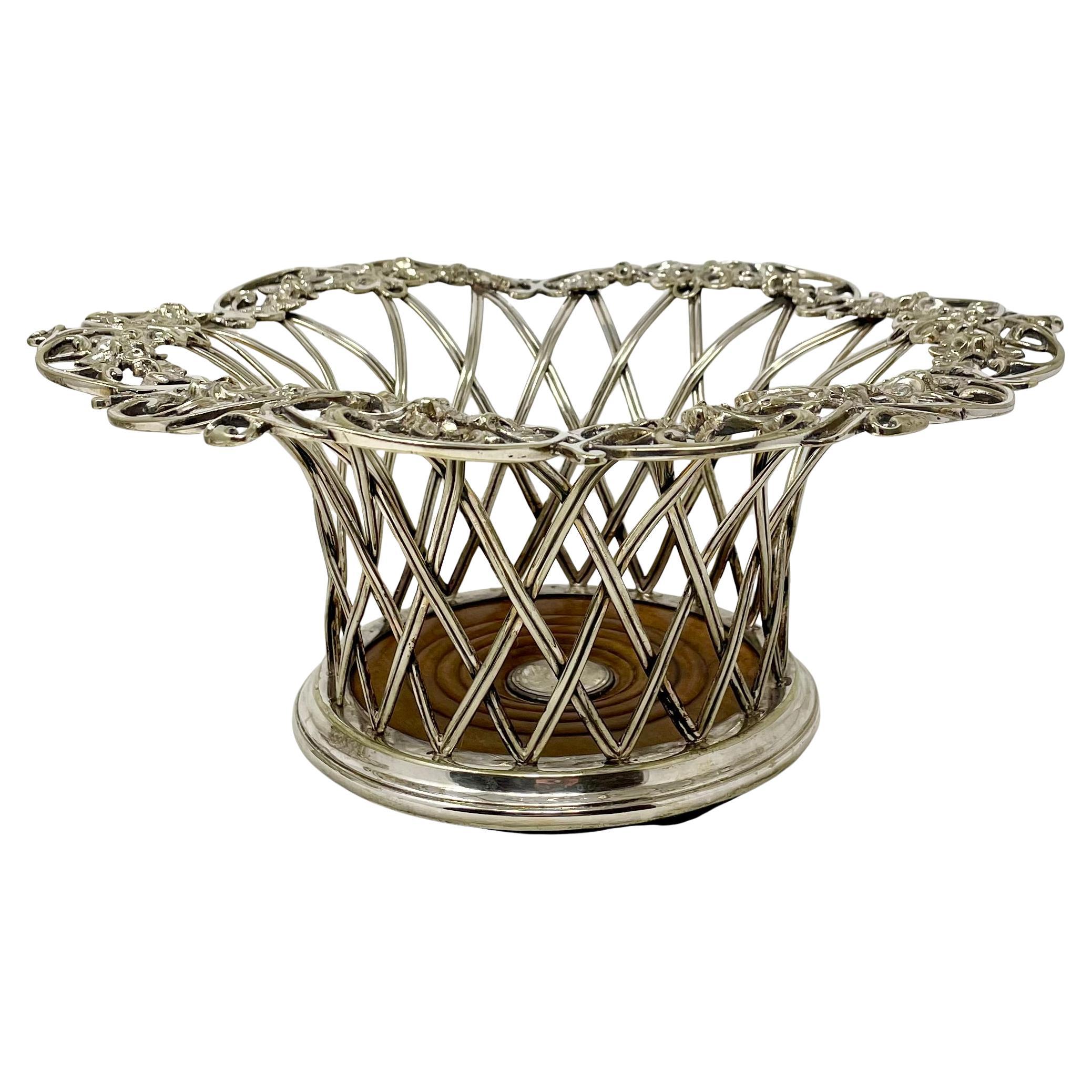 Par de posavasos calados ingleses antiguos de plata de ley Elkington Circa 1880 en Bueno estado para la venta en New Orleans, LA