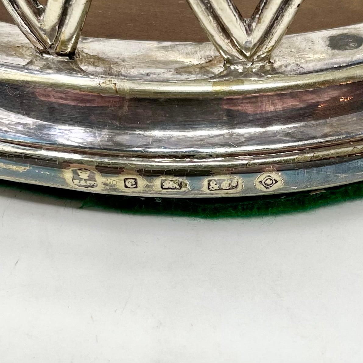 Par de posavasos calados ingleses antiguos de plata de ley Elkington Circa 1880 en venta 1