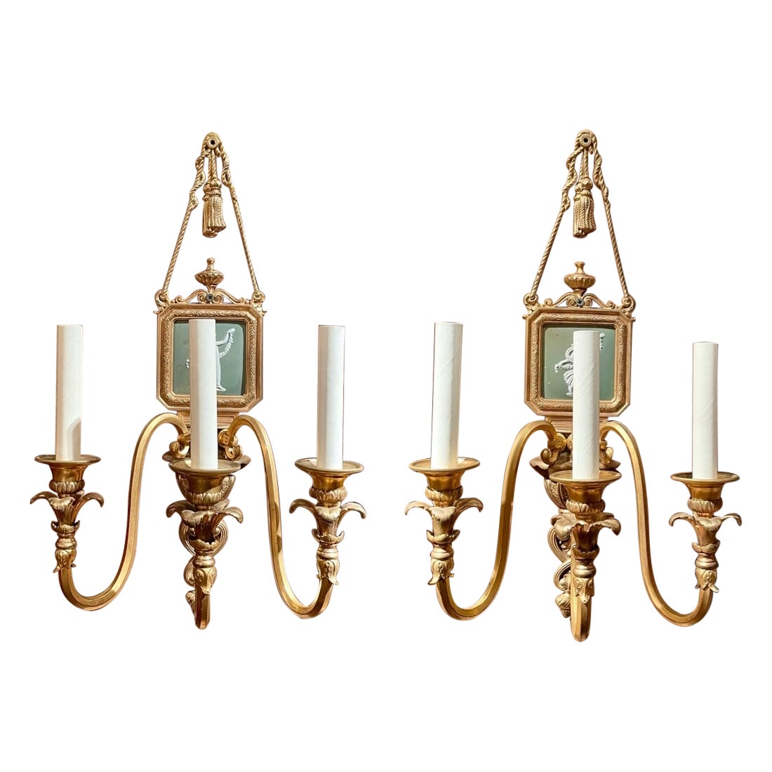 Paire d'appliques murales anglaises anciennes en bronze doré et porcelaine de Wedgwood, vers 1890.