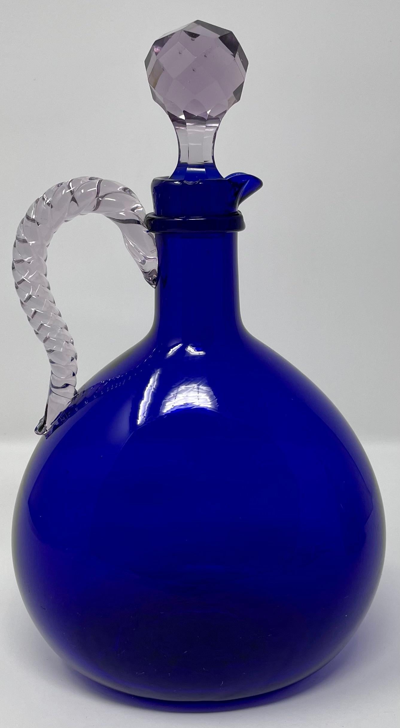 Anglais Paire d'anciennes carafes en verre bleu cobalt soufflé à la main, vers 1900. en vente