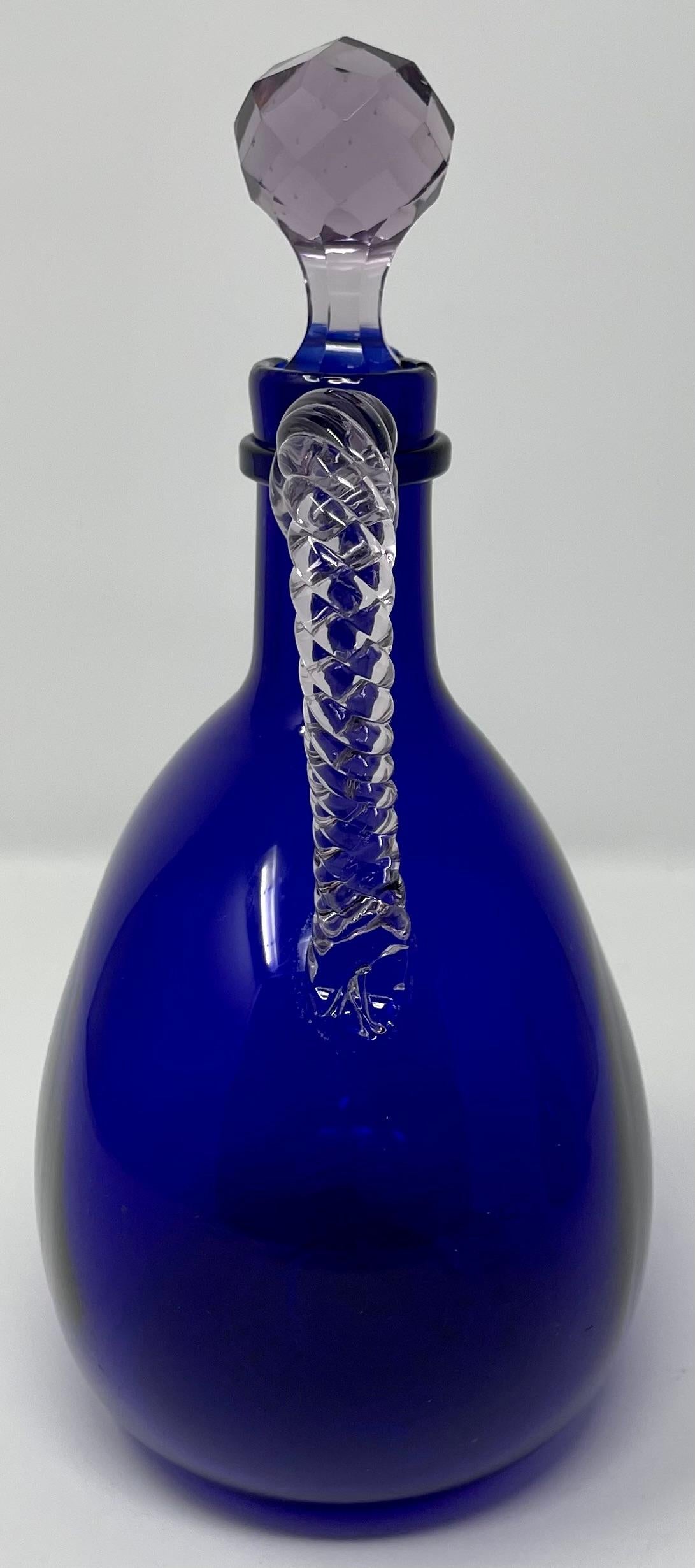 Paar antike englische mundgeblasene kobaltblaue Glaskaraffen aus kobaltblauem Glas, um 1900. im Zustand „Gut“ im Angebot in New Orleans, LA