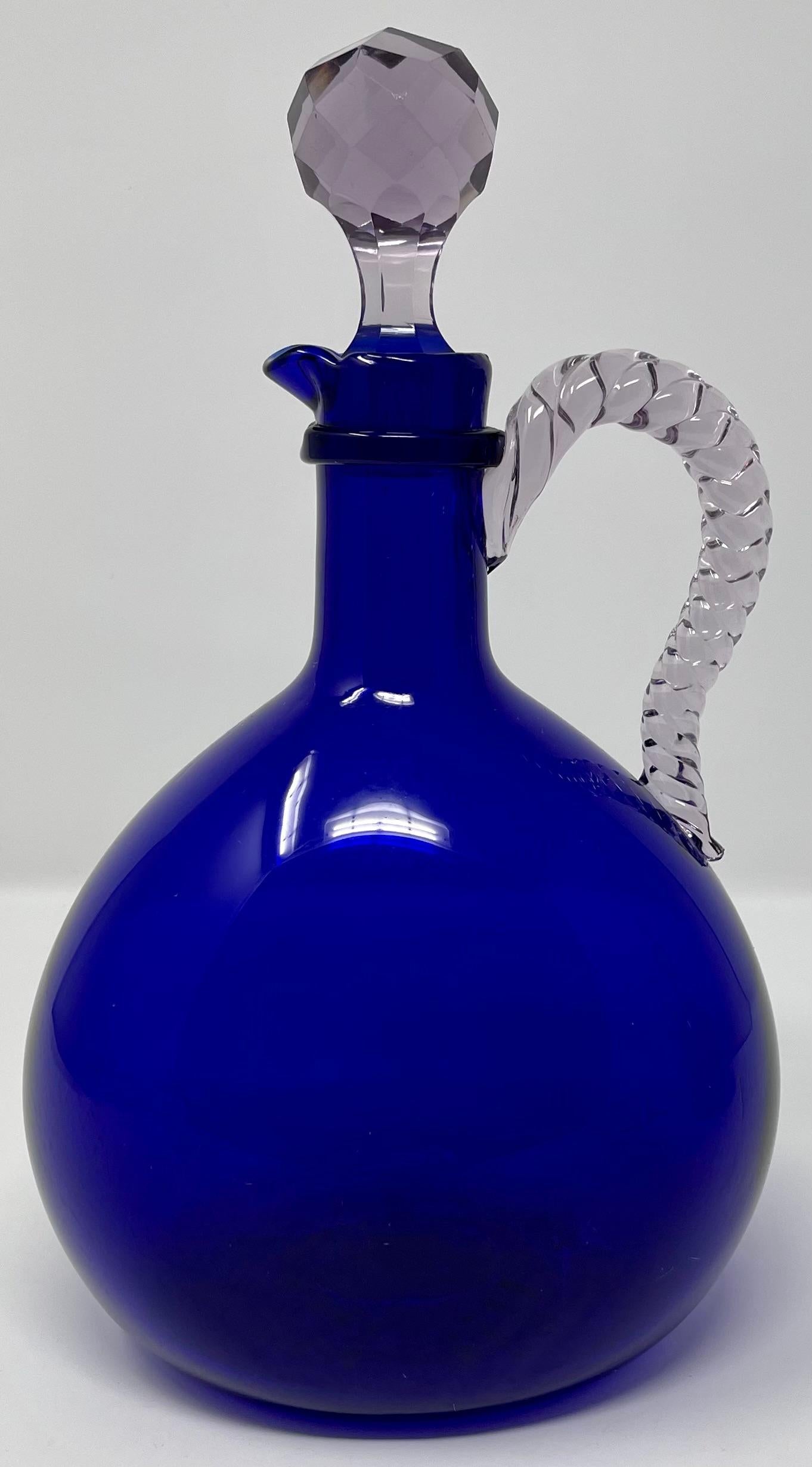 Paar antike englische mundgeblasene kobaltblaue Glaskaraffen aus kobaltblauem Glas, um 1900. (20. Jahrhundert) im Angebot