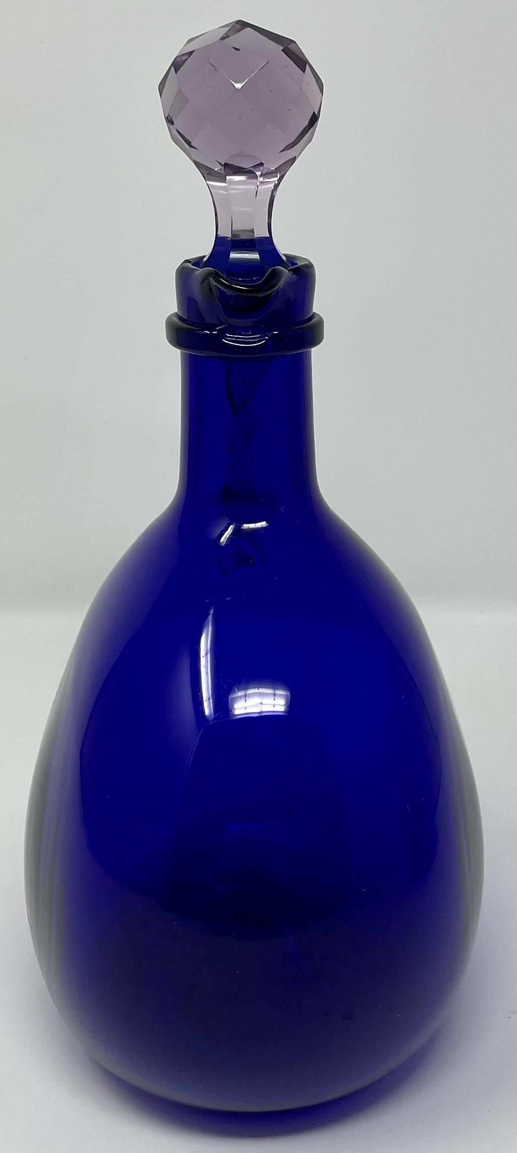 Paar antike englische mundgeblasene kobaltblaue Glaskaraffen aus kobaltblauem Glas, um 1900. im Angebot 1