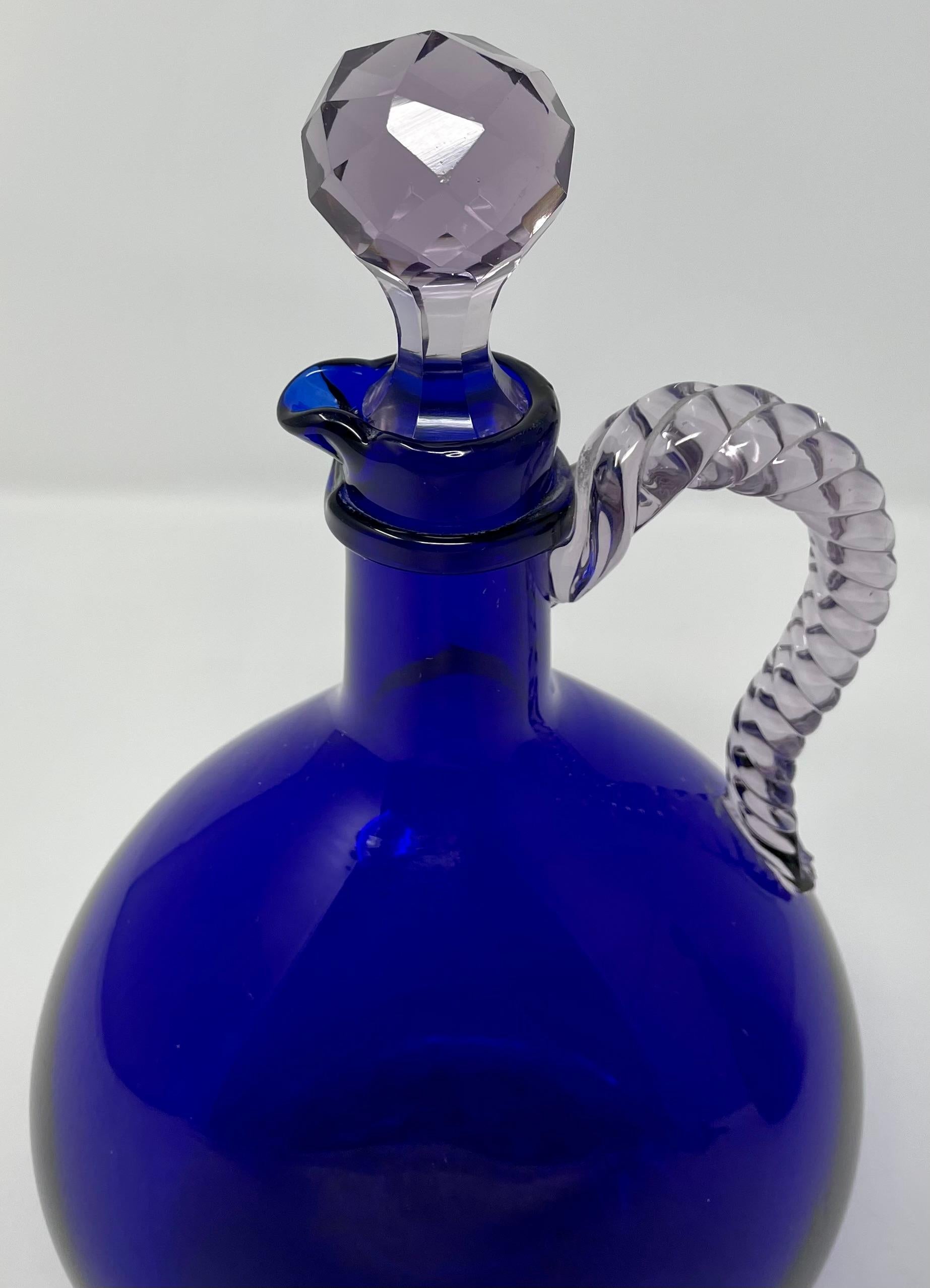 Paire d'anciennes carafes en verre bleu cobalt soufflé à la main, vers 1900. en vente 1