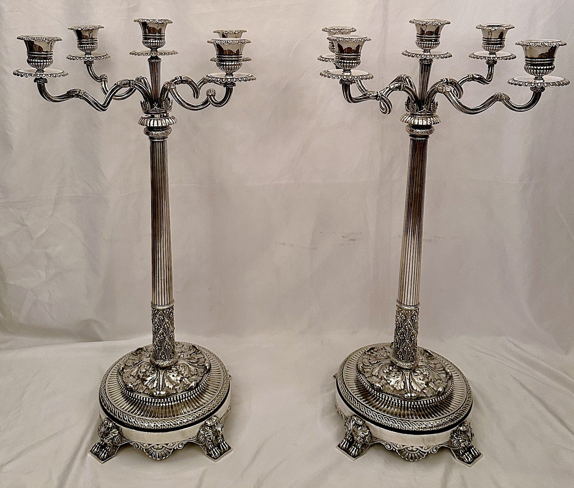 Magnifica coppia di antichi candelabri inglesi in argento sterling 