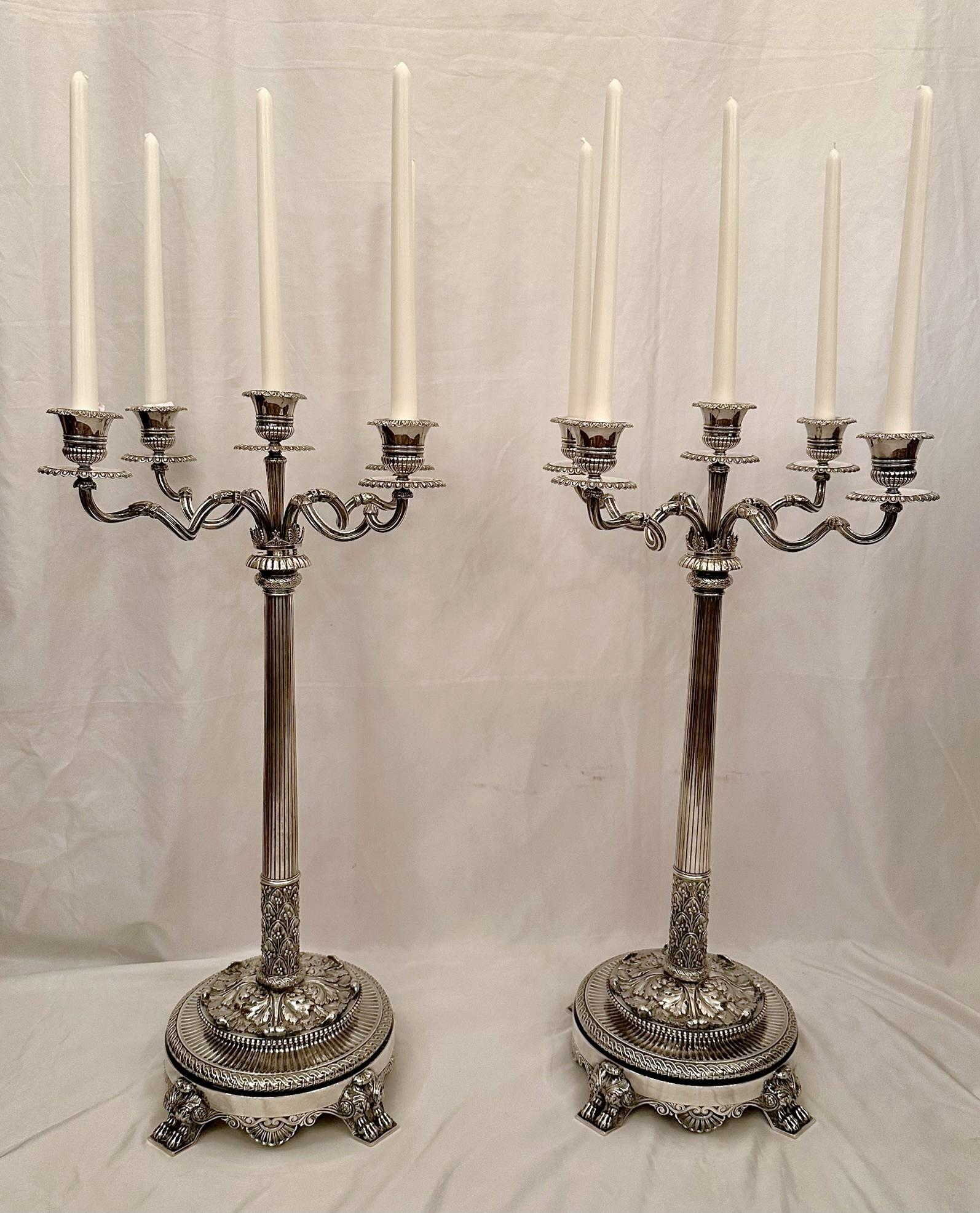 Inglese Coppia di antichi candelabri inglesi in argento massiccio 