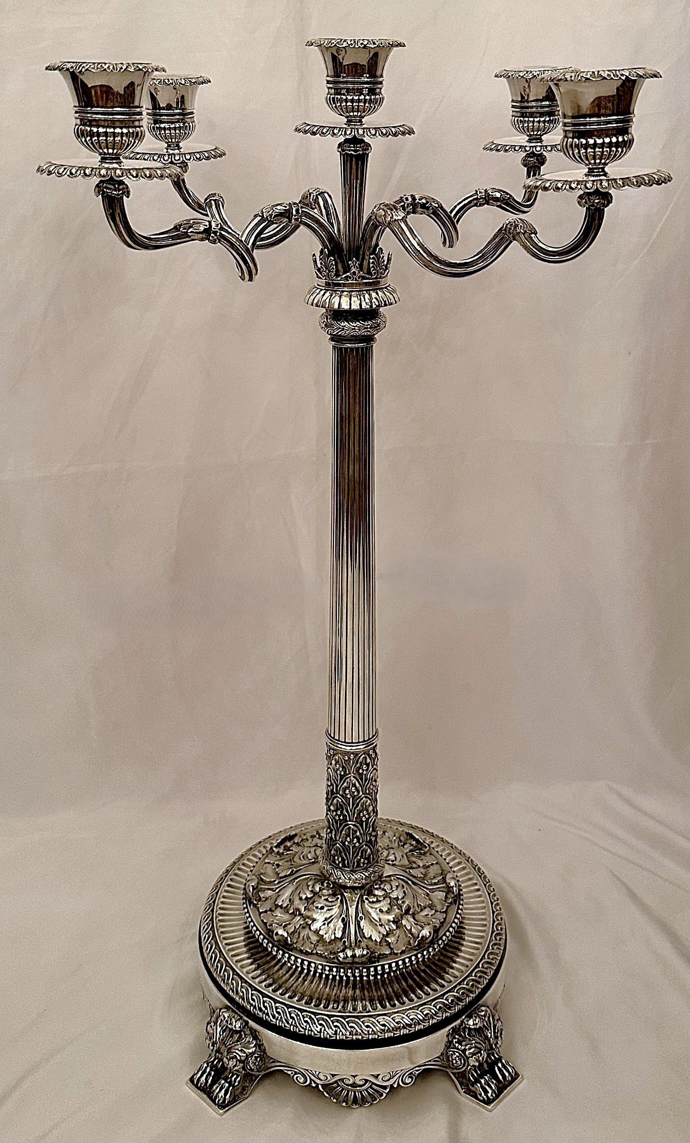 XIX secolo Coppia di antichi candelabri inglesi in argento massiccio 