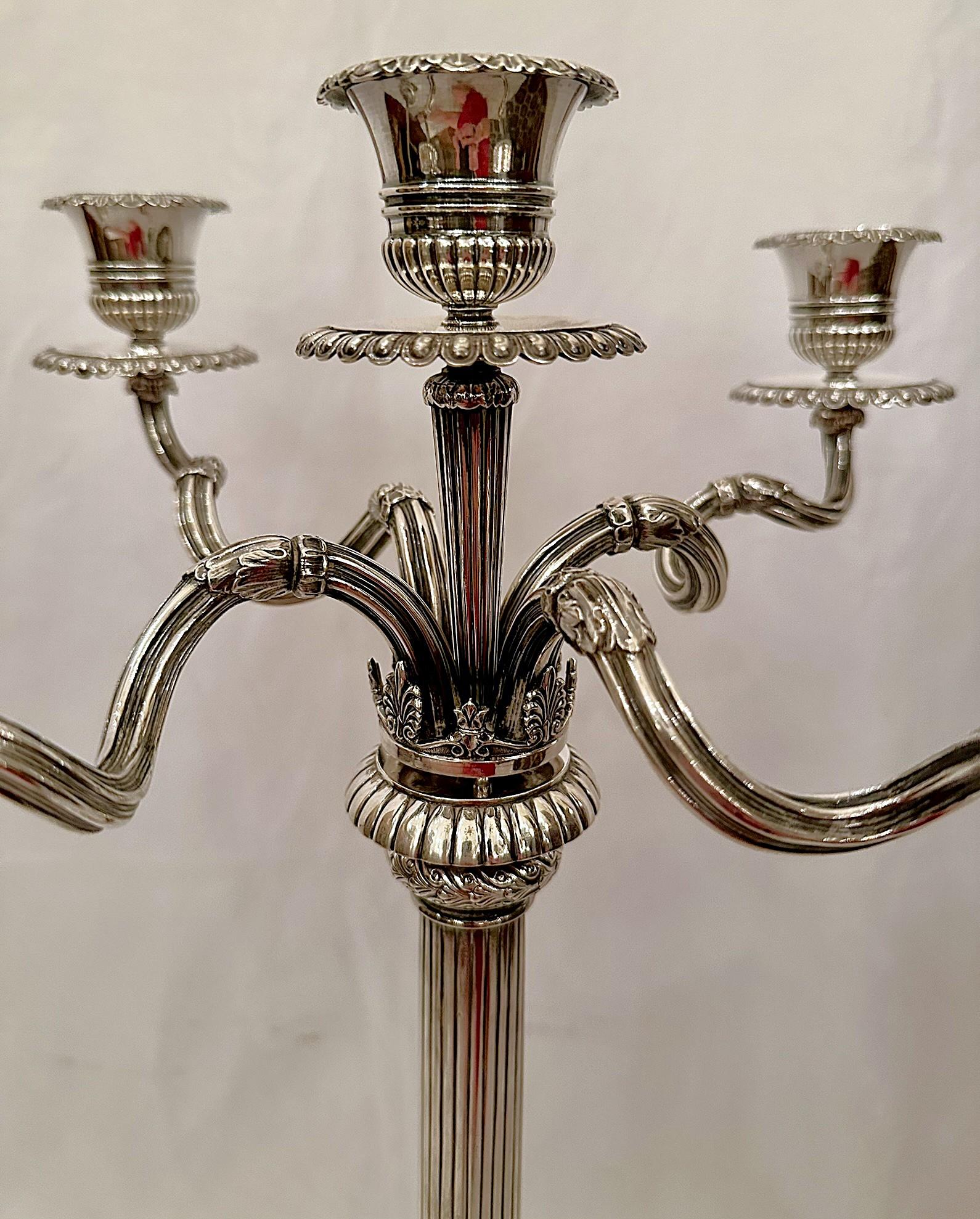 Coppia di antichi candelabri inglesi in argento massiccio 