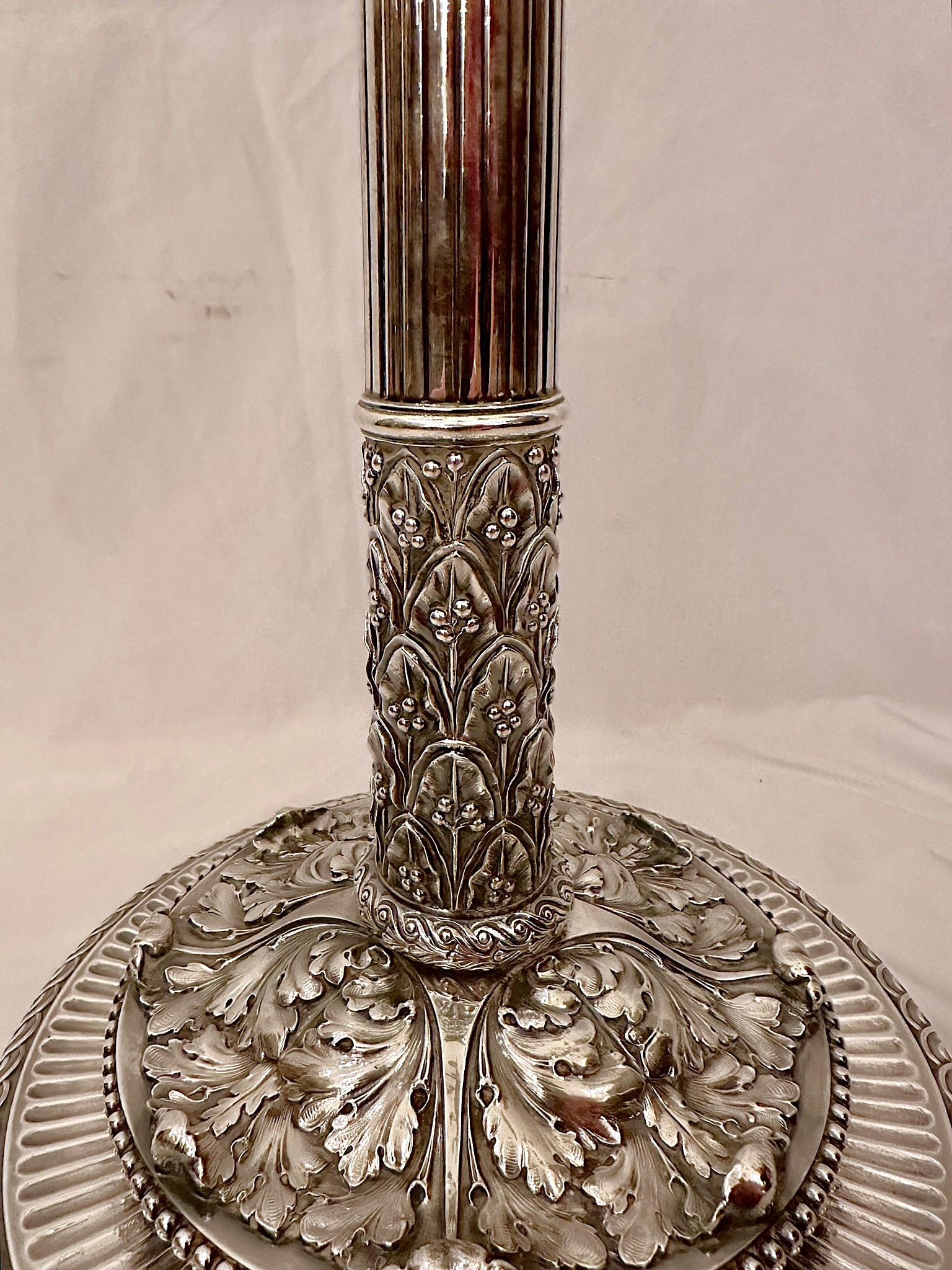 Coppia di antichi candelabri inglesi in argento massiccio 