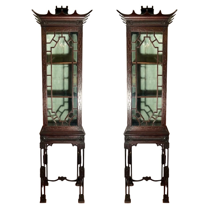 Pareja de antiguas vitrinas Chippendale inglesas de caoba, circa 1890