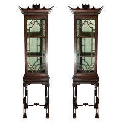 Pareja de antiguas vitrinas Chippendale inglesas de caoba, circa 1890
