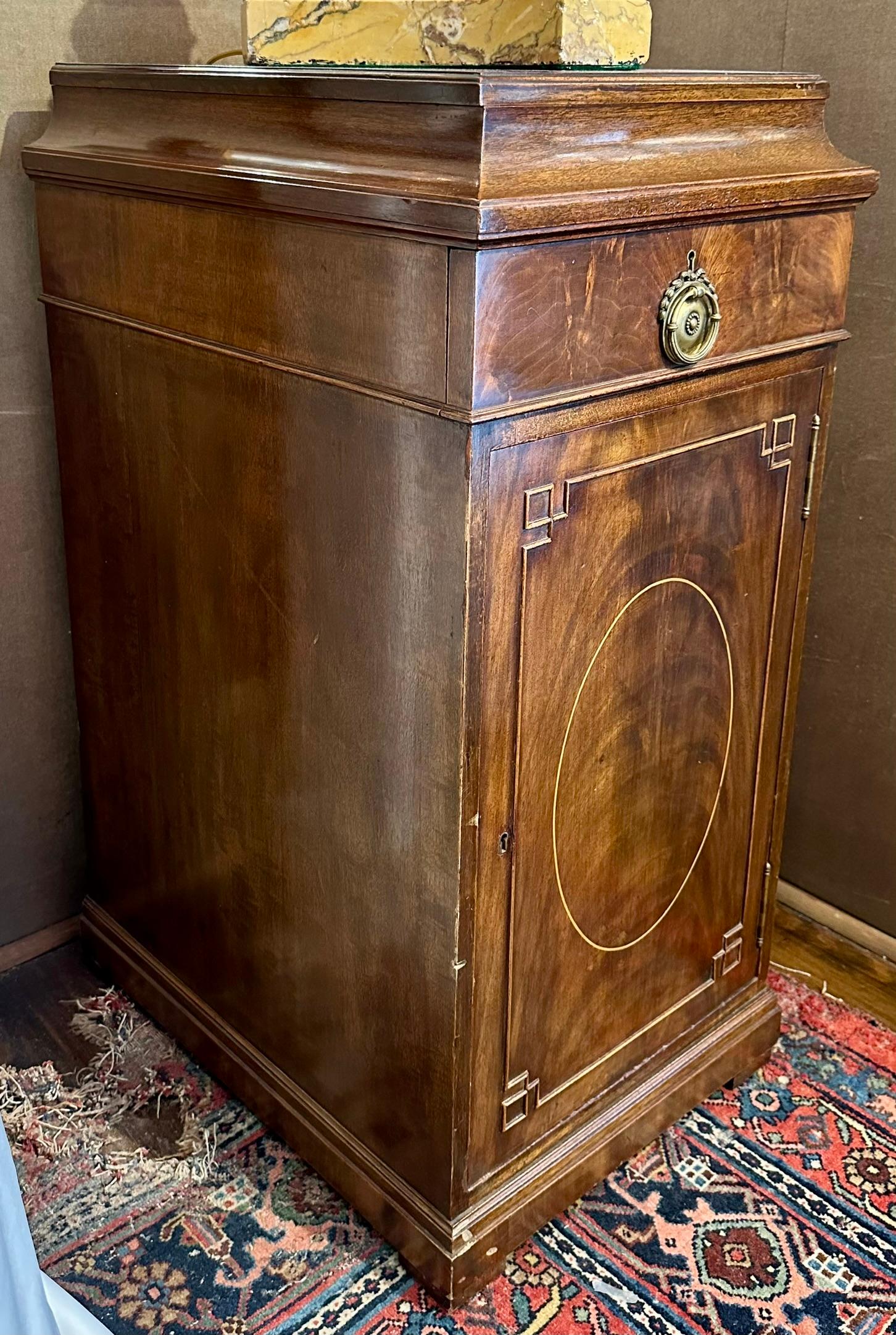 Paar antike englische Mahagoni-Schränke aus Mahagoni, ca. 1910-1920. im Zustand „Gut“ im Angebot in New Orleans, LA