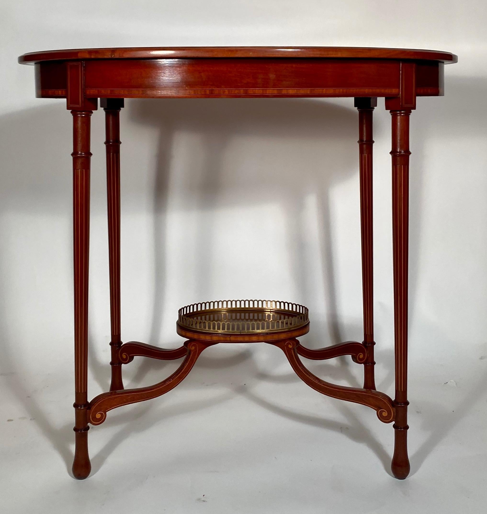 European Pair of Antique English Mahogany Occasional Tables For Sale