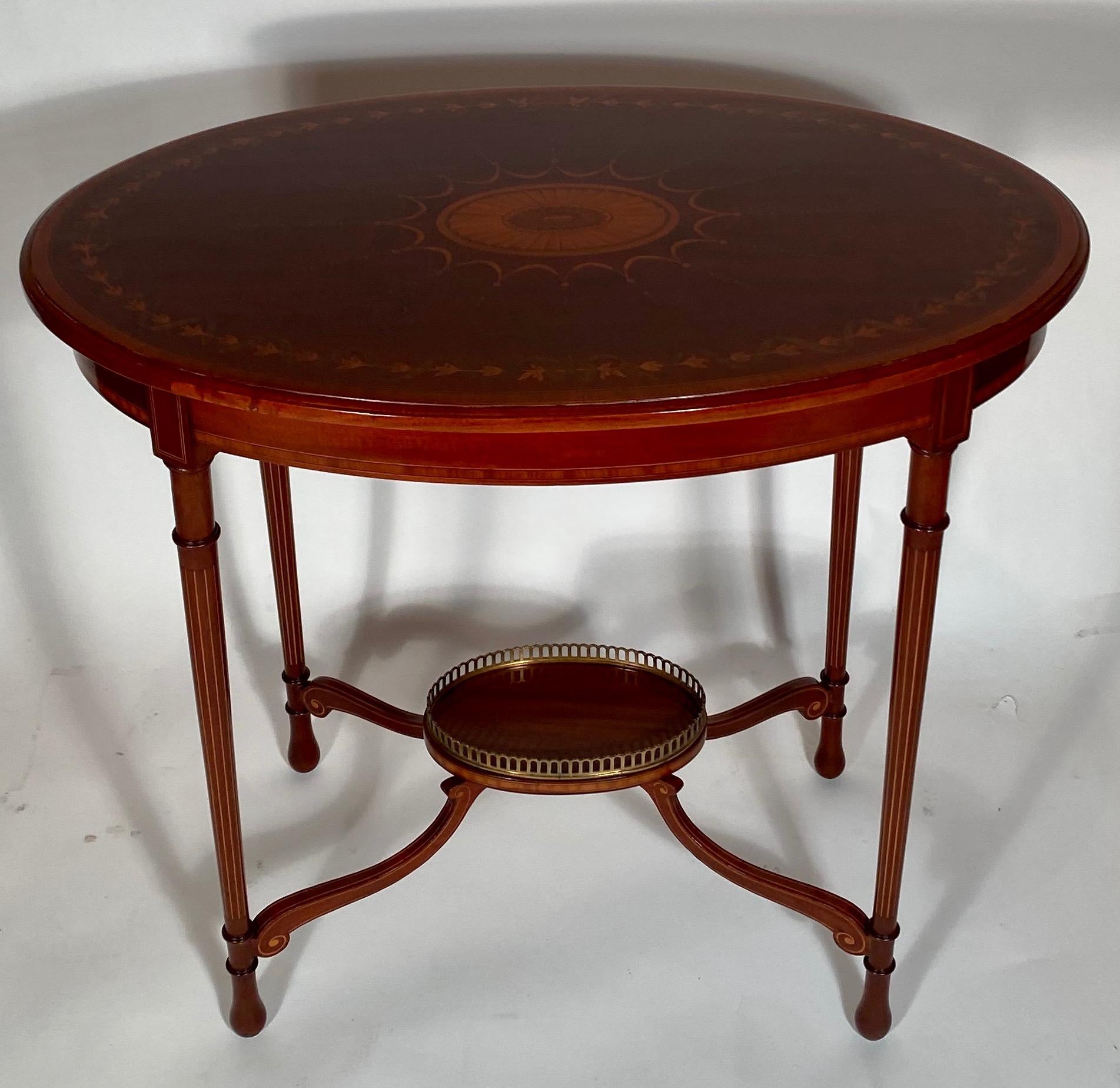 Pair of Antique English Mahogany Occasional Tables In Good Condition For Sale In New Orleans, LA