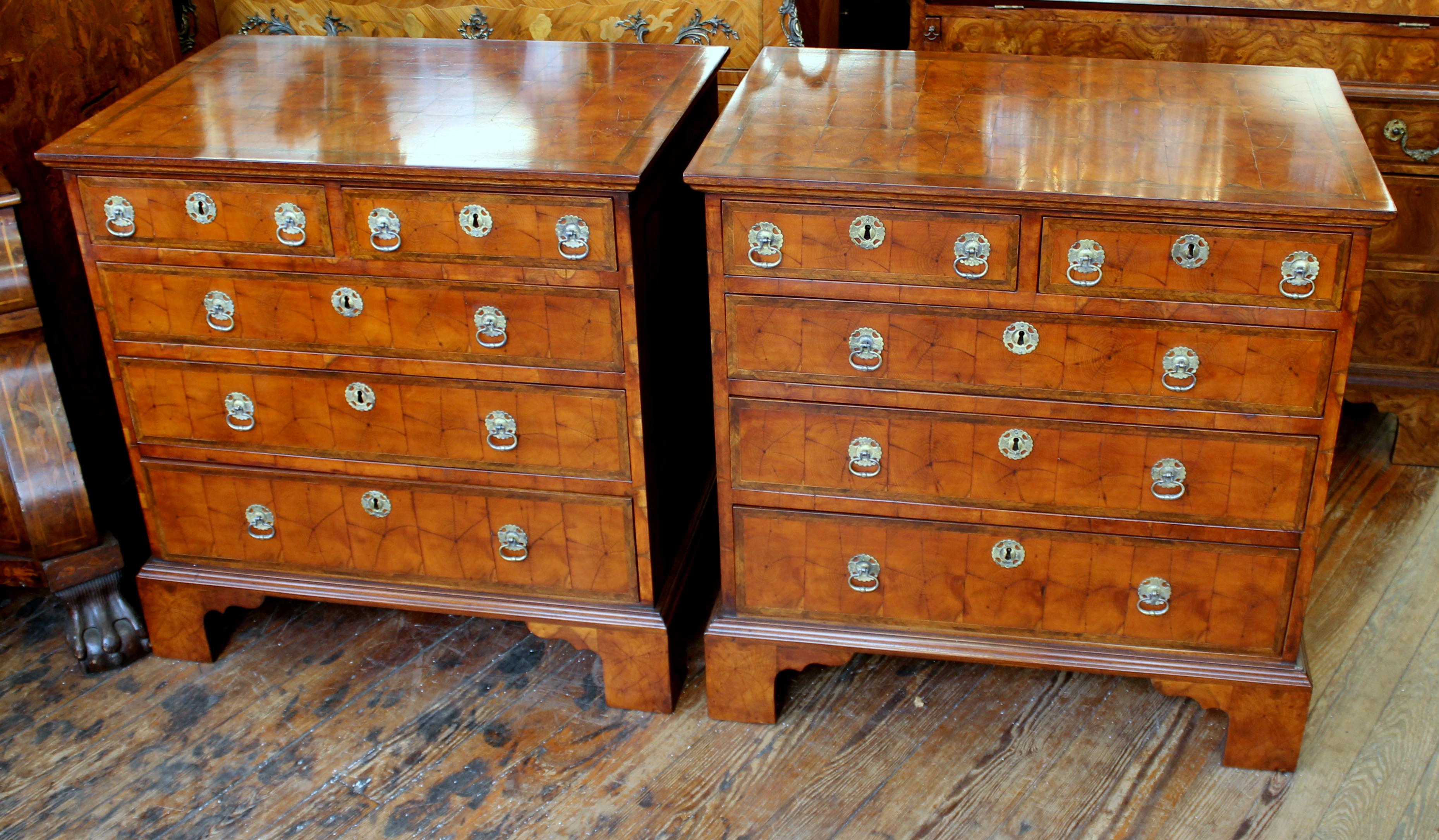 Very rare pair of fabulous quality antique English oyster veneer inlaid yew wood Queen Anne revival bachelor's chests
Please note 