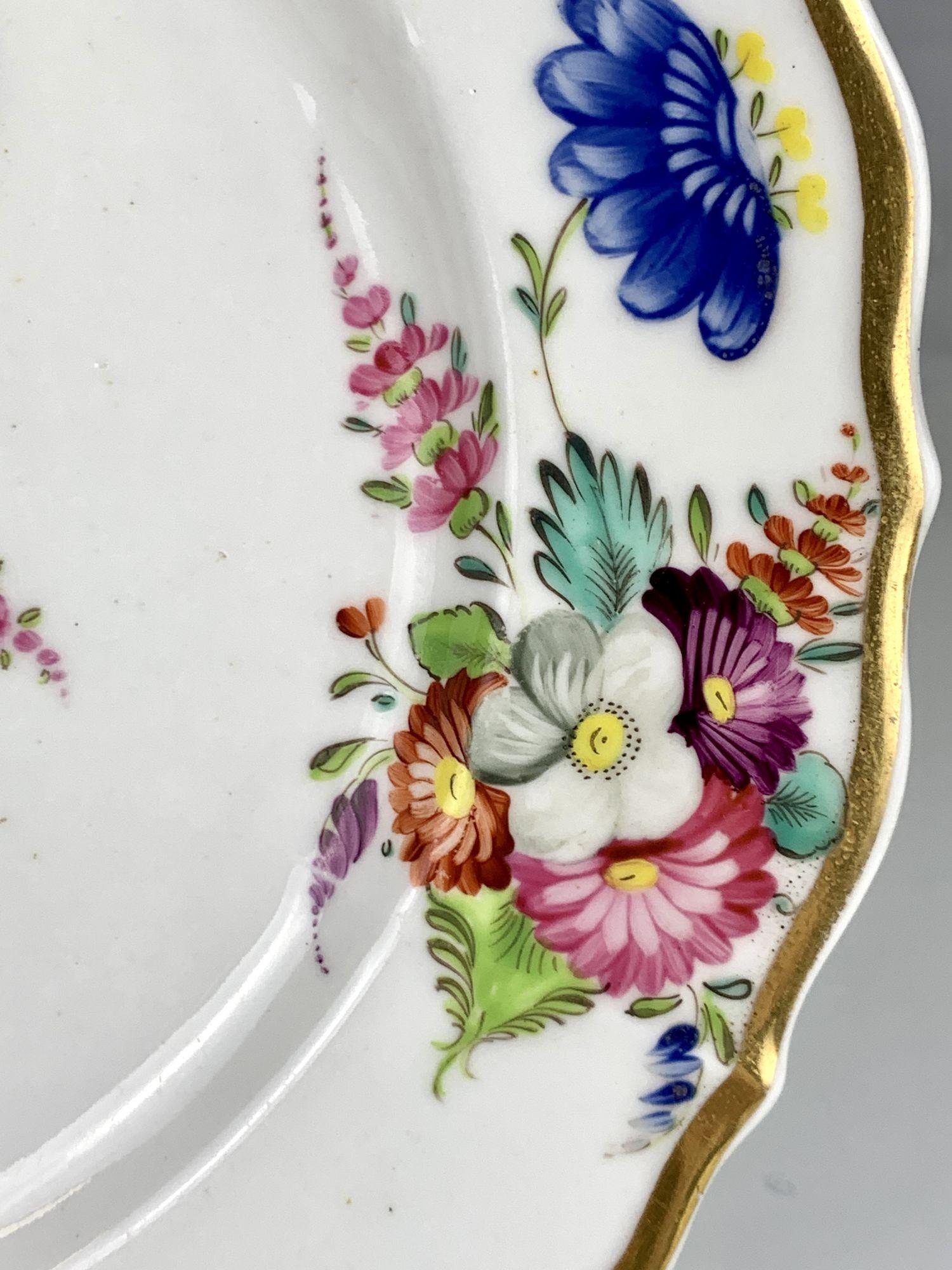 Peint à la main Paire de plats anciens en porcelaine anglaise fabriqués par Coalport, vers 1825 en vente