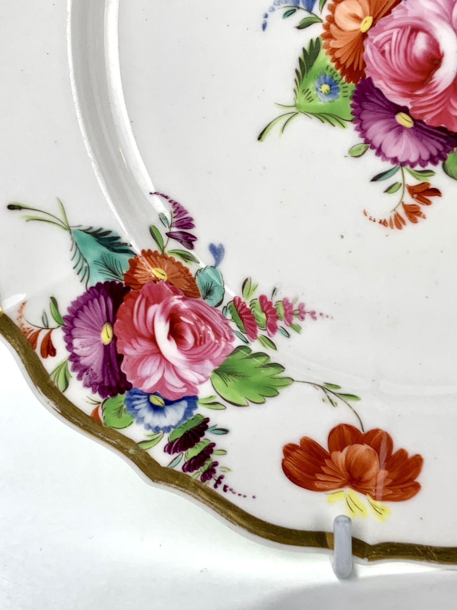 Paire de plats anciens en porcelaine anglaise fabriqués par Coalport, vers 1825 Excellent état - En vente à Katonah, NY