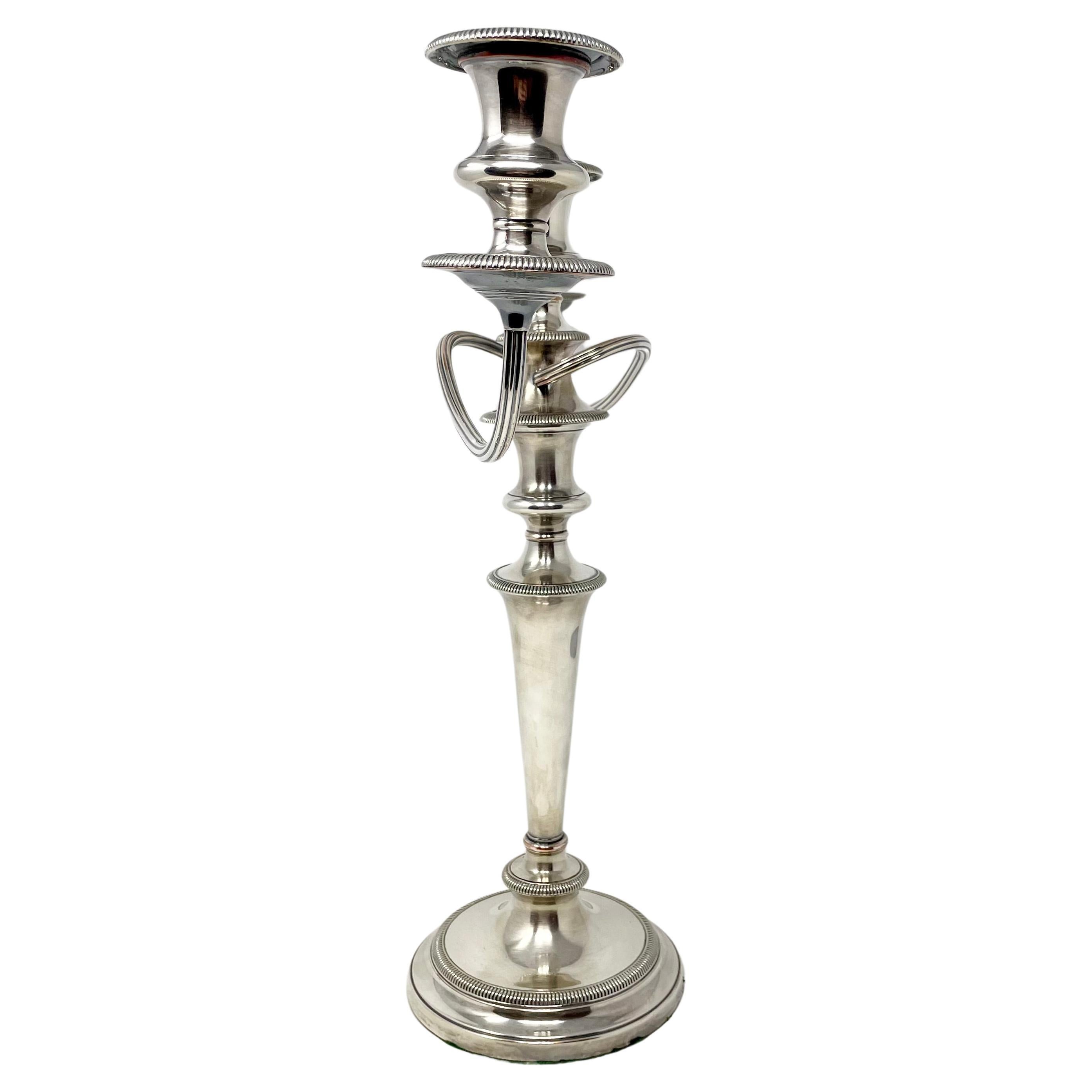 Inglese Coppia di antichi candelabri convertibili inglesi in argento Sheffield con tabacchiera. in vendita