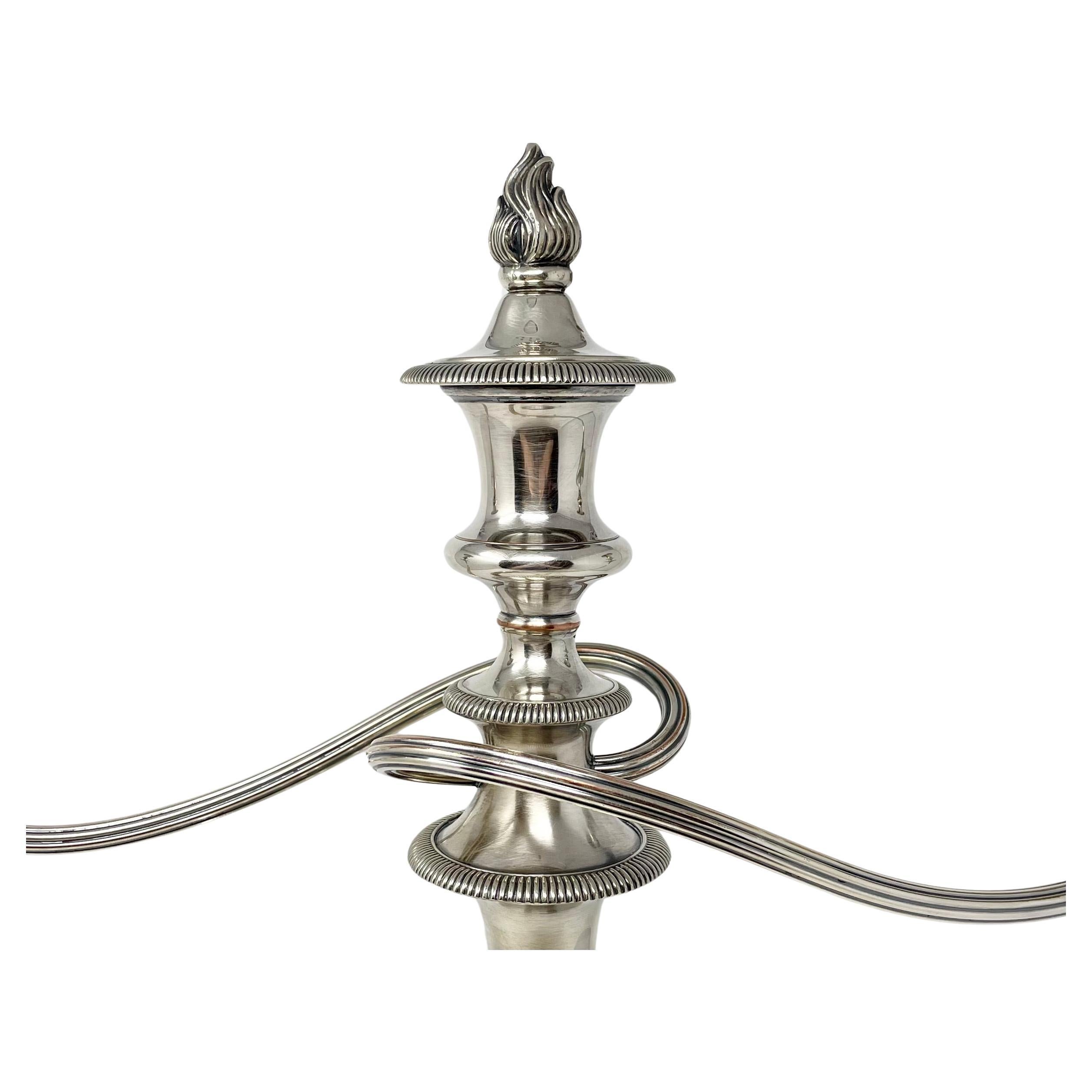 Coppia di antichi candelabri convertibili inglesi in argento Sheffield con tabacchiera. in vendita 2