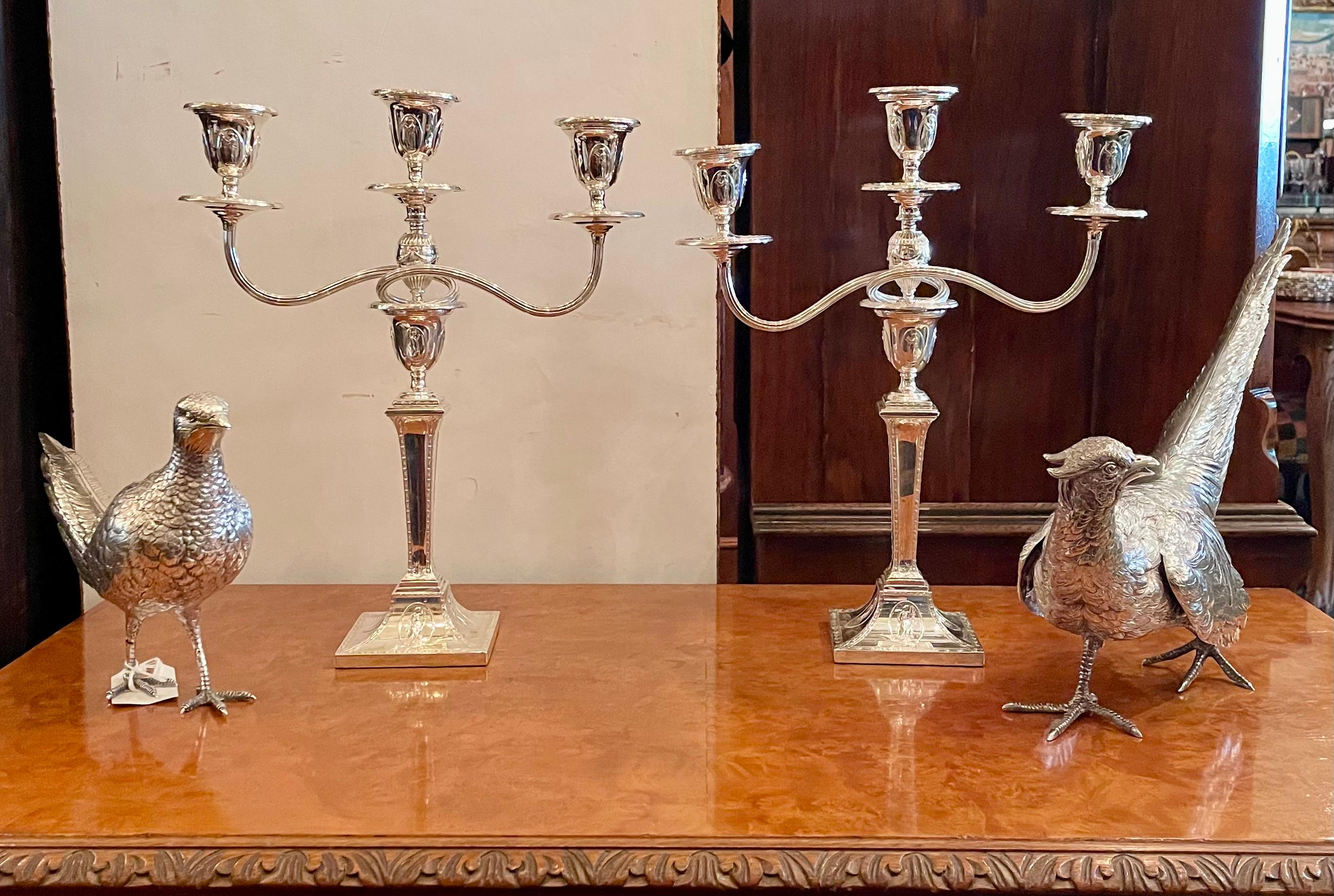 Coppia di antichi candelabri inglesi in argento Sheffield 