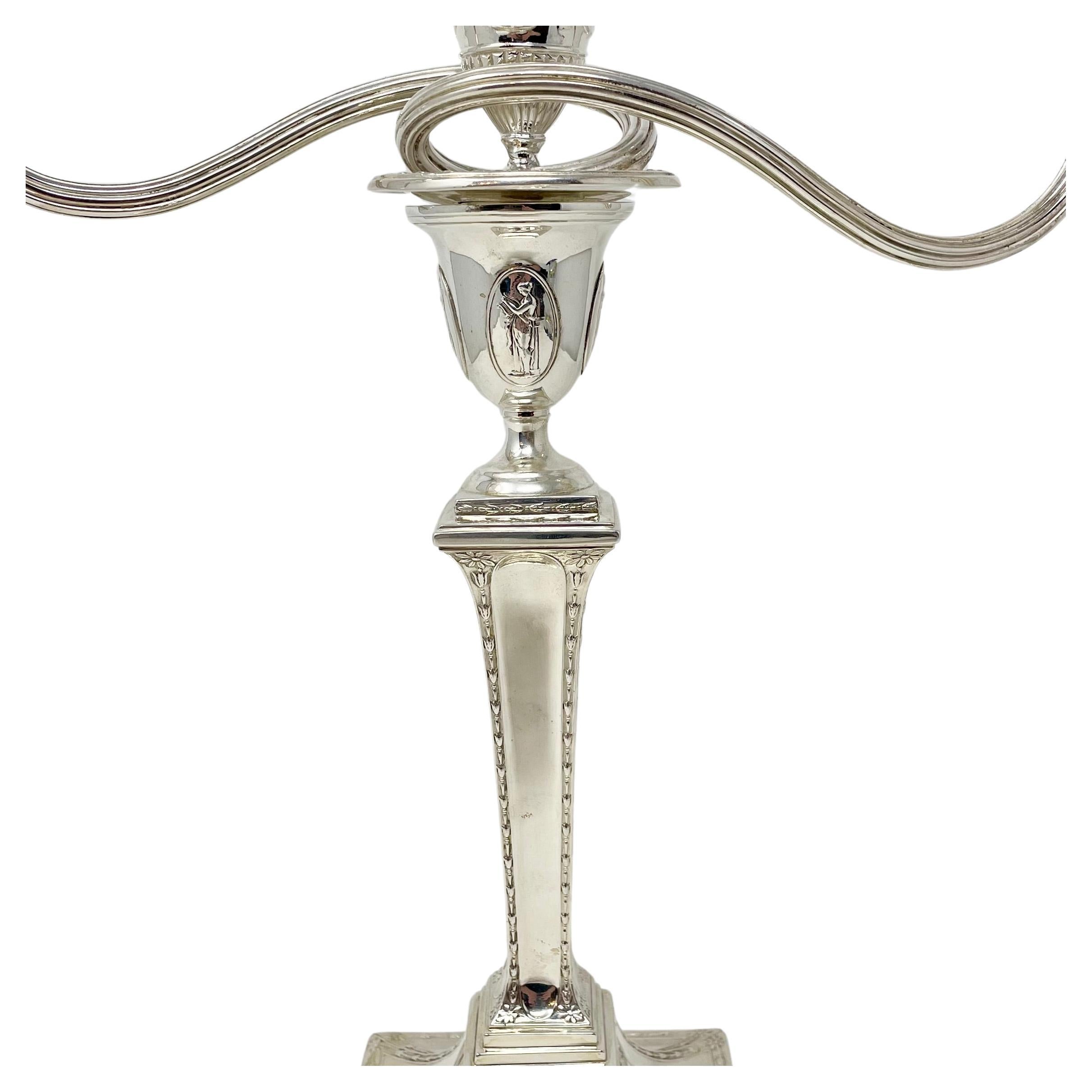 XIX secolo Coppia di antichi candelabri inglesi in argento Sheffield 