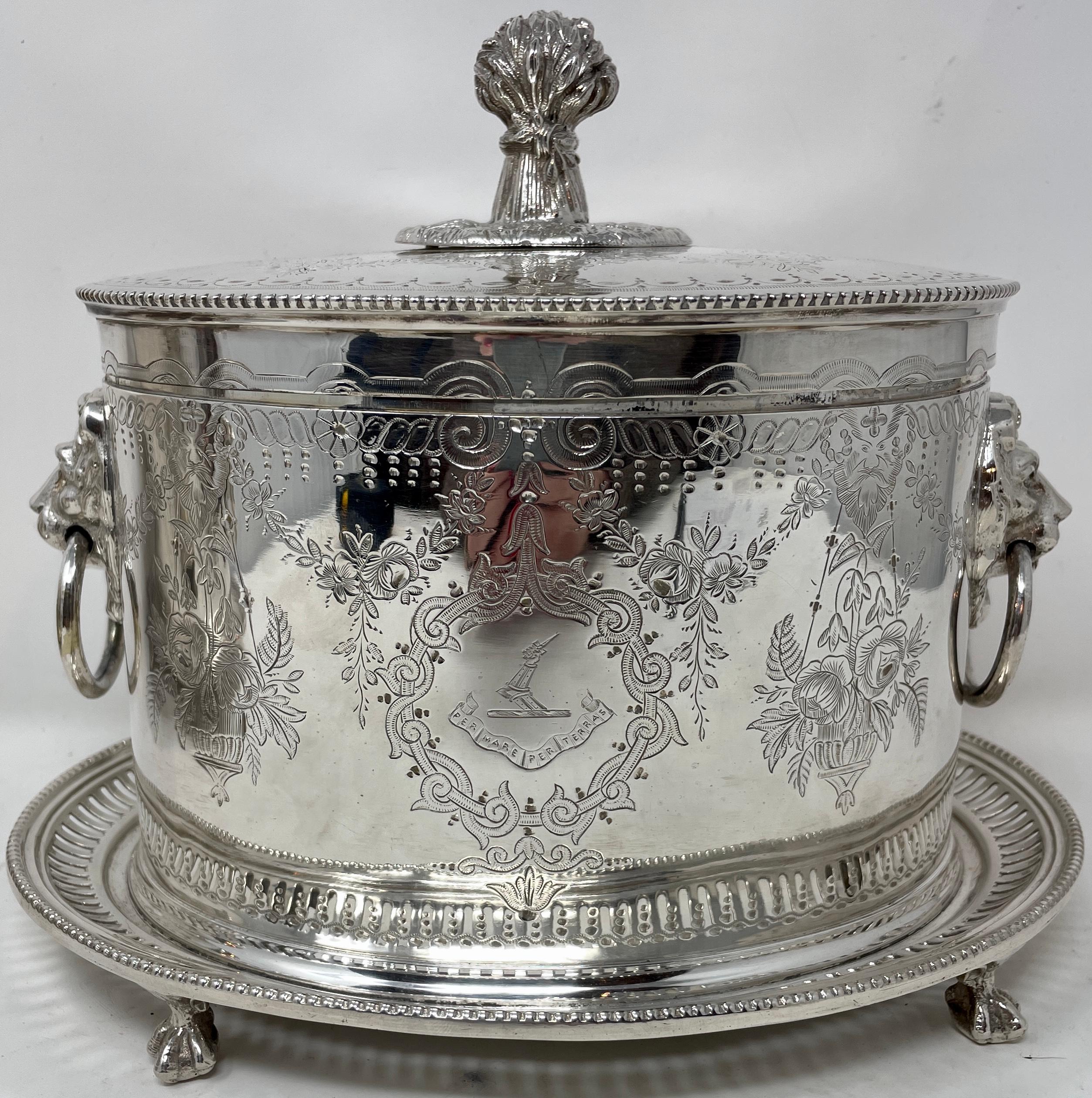 Paire d'anciennes boîtes à biscuits en argent Sheffield anglaises, circa 1890.
