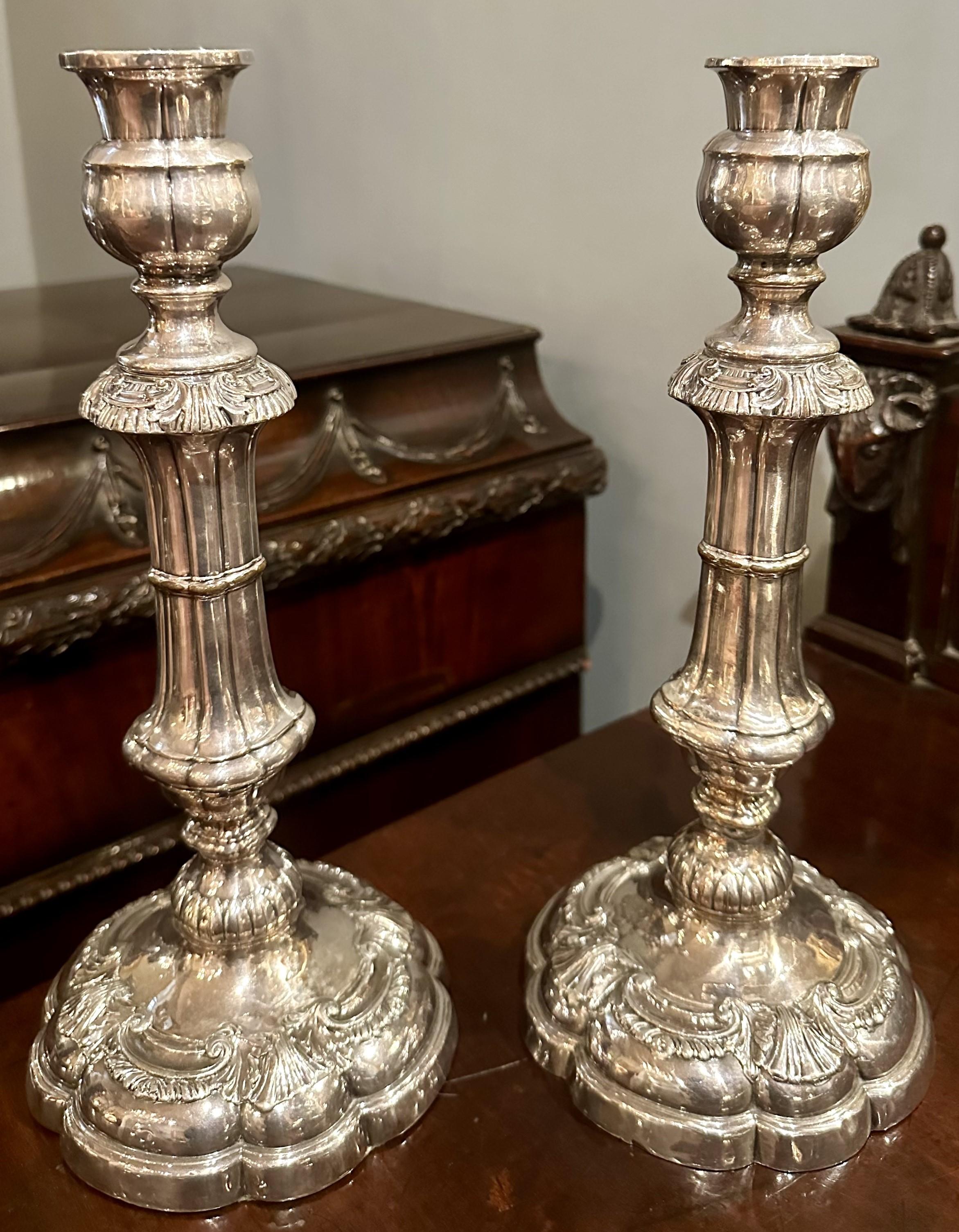 Paire de candélabres convertibles anglais anciens Sheffield en métal argenté, vers 1870. en vente 5