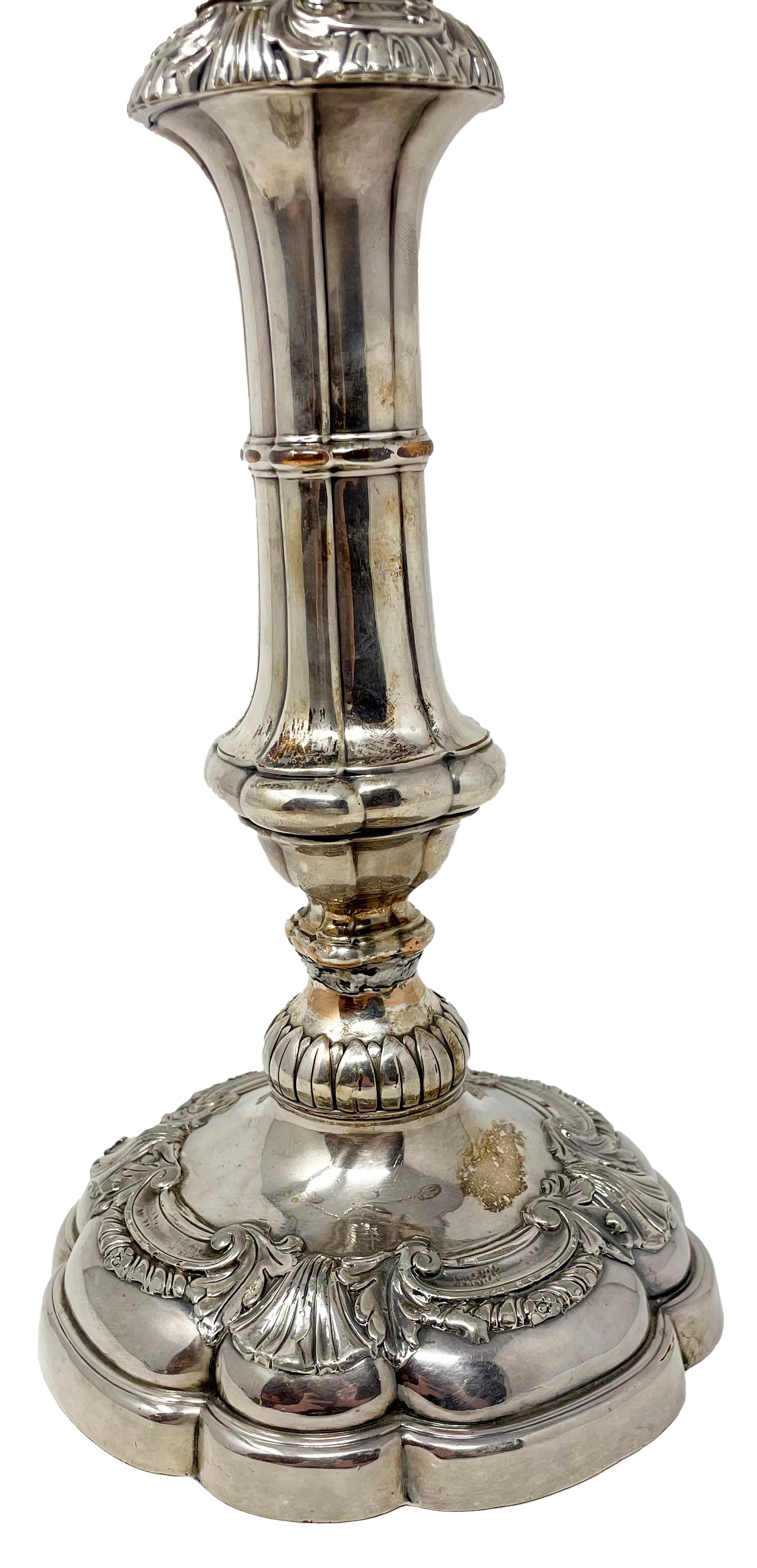 Pair Antique English Sheffield Silver-Plated Convertible Candelabra, Circa 1870. In Good Condition For Sale In New Orleans, LA