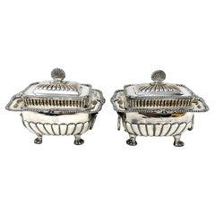 Paire de soupières anglaises anciennes en argent Sheffield, vers 1880.