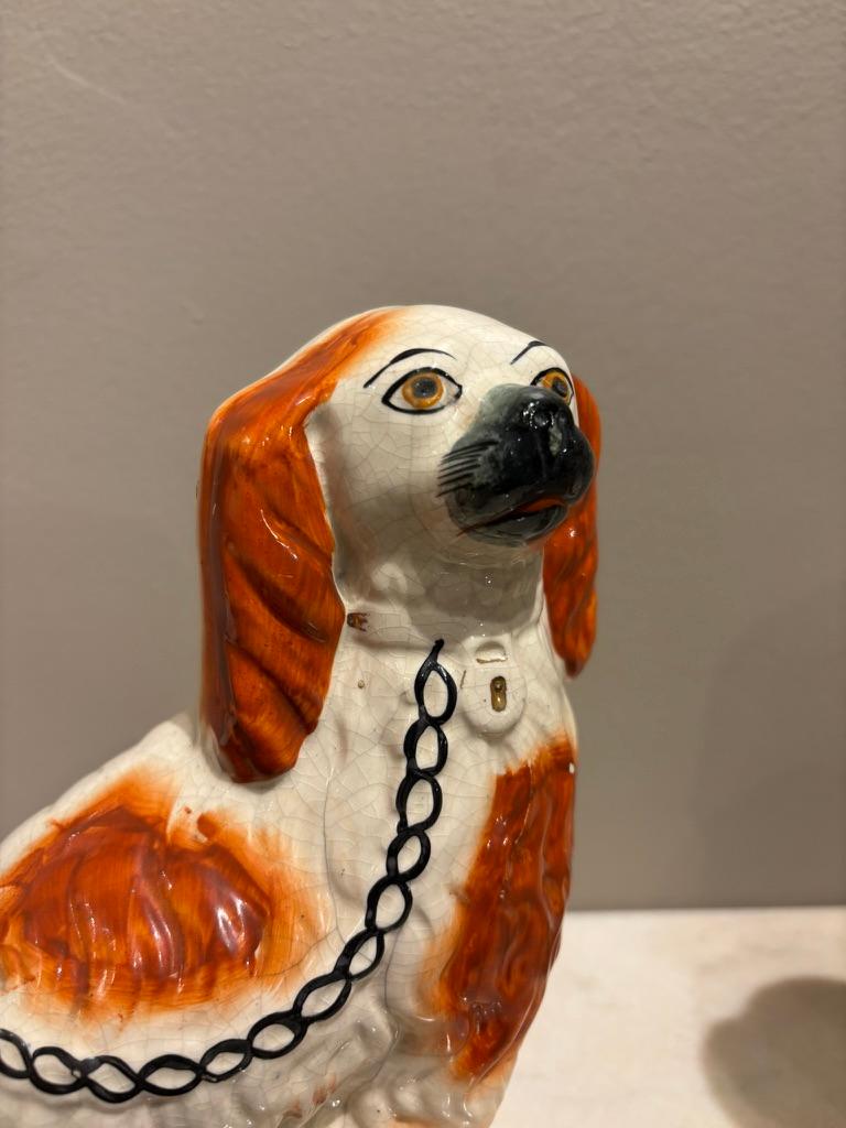 Paire d'épagneuls anciens en céramique émaillée du Staffordshire Chiens d'arrêt en vente 2