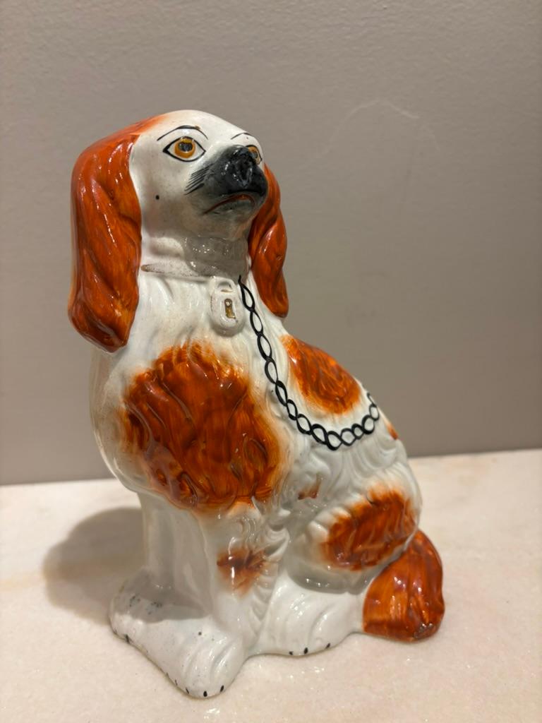 Paire d'épagneuls anciens en céramique émaillée du Staffordshire Chiens d'arrêt en vente 3