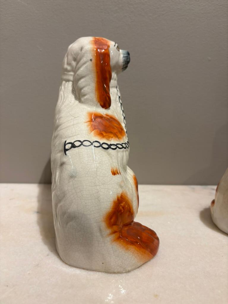 Paire d'épagneuls anciens en céramique émaillée du Staffordshire Chiens d'arrêt en vente 6