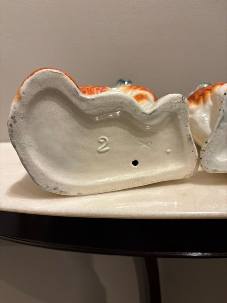 Paire d'épagneuls anciens en céramique émaillée du Staffordshire Chiens d'arrêt en vente 9