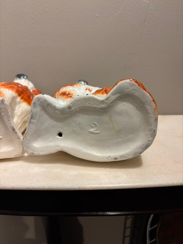 Paire d'épagneuls anciens en céramique émaillée du Staffordshire Chiens d'arrêt en vente 10